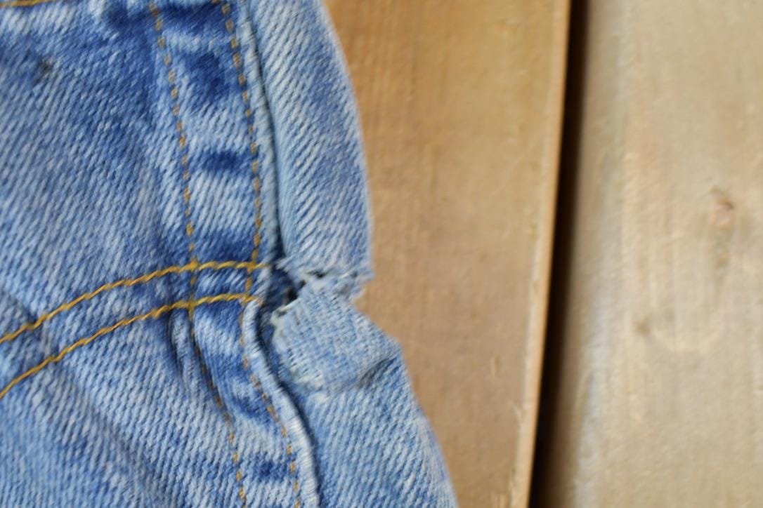 Vintage 1990s Levi Strauss Distressed Red Tab 550 Denim Jeans Size 33 x 32