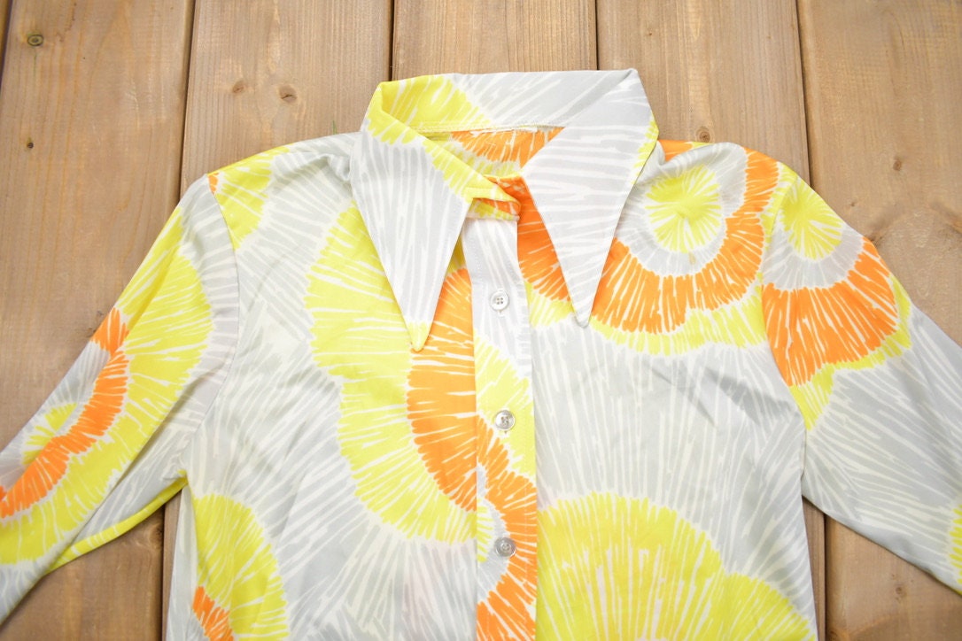 Vintage 1970s All Over Print Psychedelic Style Button-Up Shirt / Vintage Streetwear / Retro Style / Daggar Collar