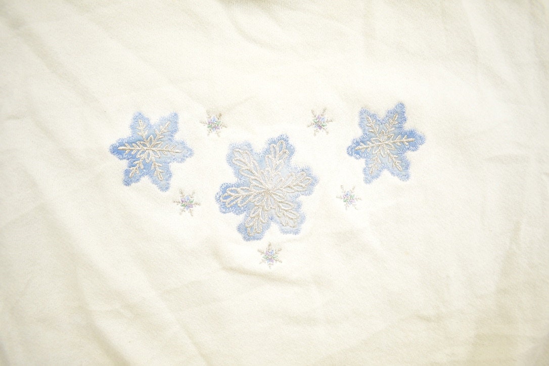 Vintage 1990s Pleasant Shade Snowflake Themed Crewneck Sweatshirt
