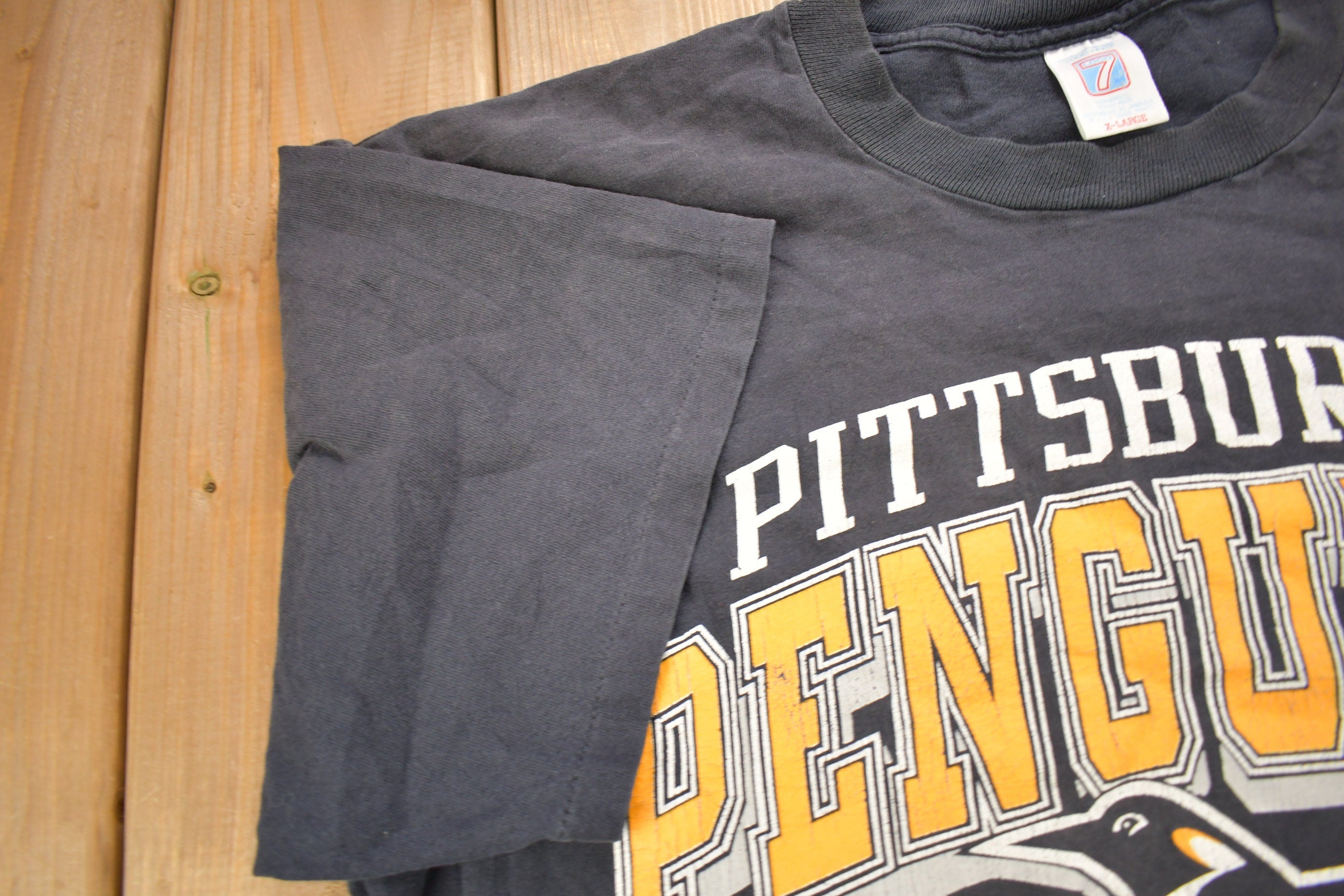 Vintage 1992 Pittsburgh Penguins NHL Graphic Logo 7 T-Shirt