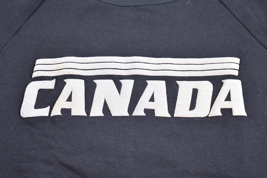 Vintage 1980s Canada Graphic Crewneck Sweatshirt / 80s Raglan Crewneck / Made In Canada / Essential / Streetwear / 80s / Souvenir