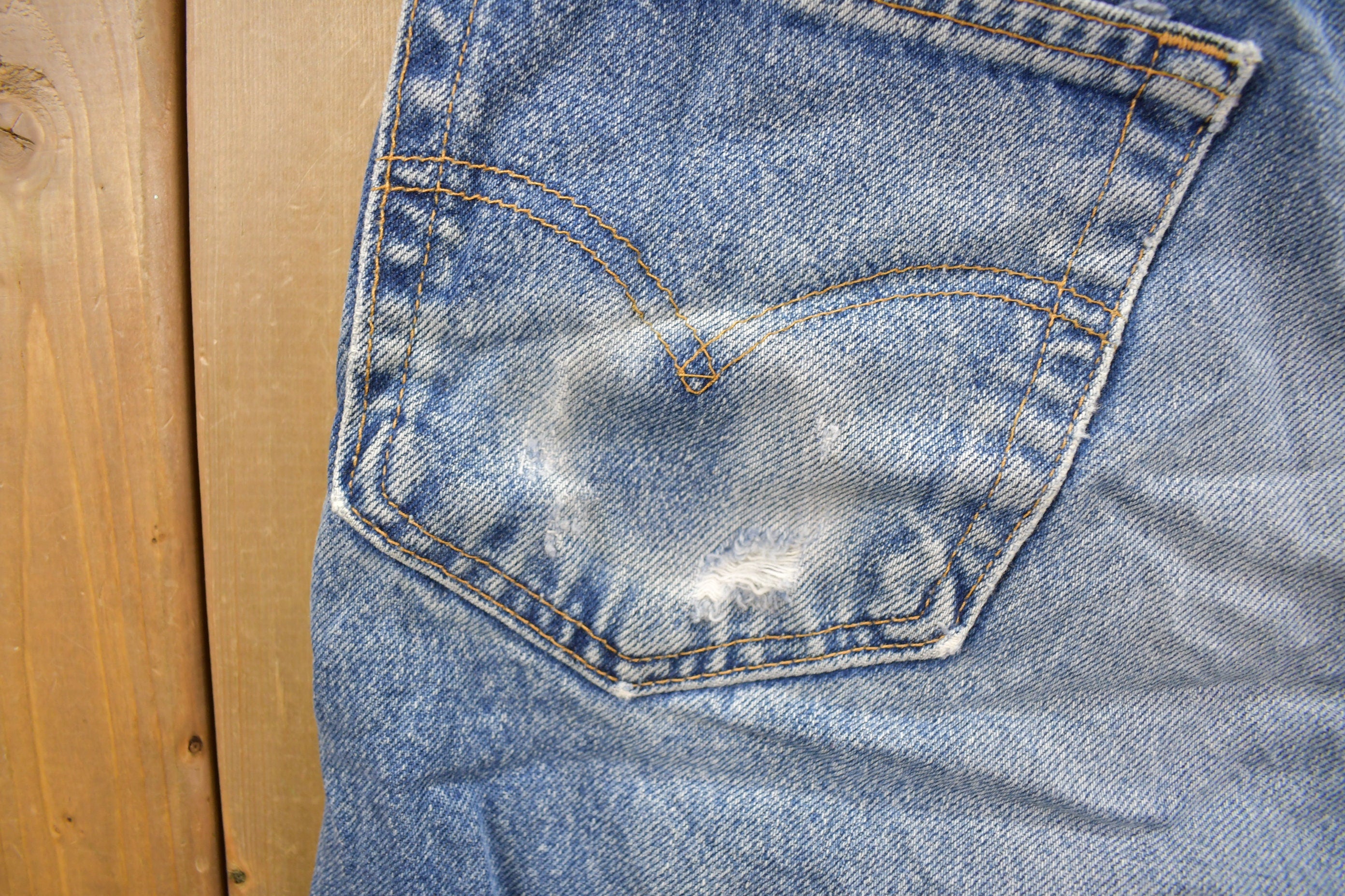 Vintage 1990s Levi's 550 Relaxed Fit Medium Wash Jeans Size 34 x 30