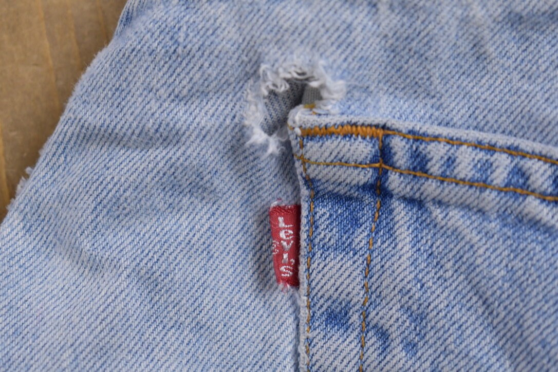 Vintage 1990s Levi's 550 Red Tab Denim Jeans Size 30 x 31