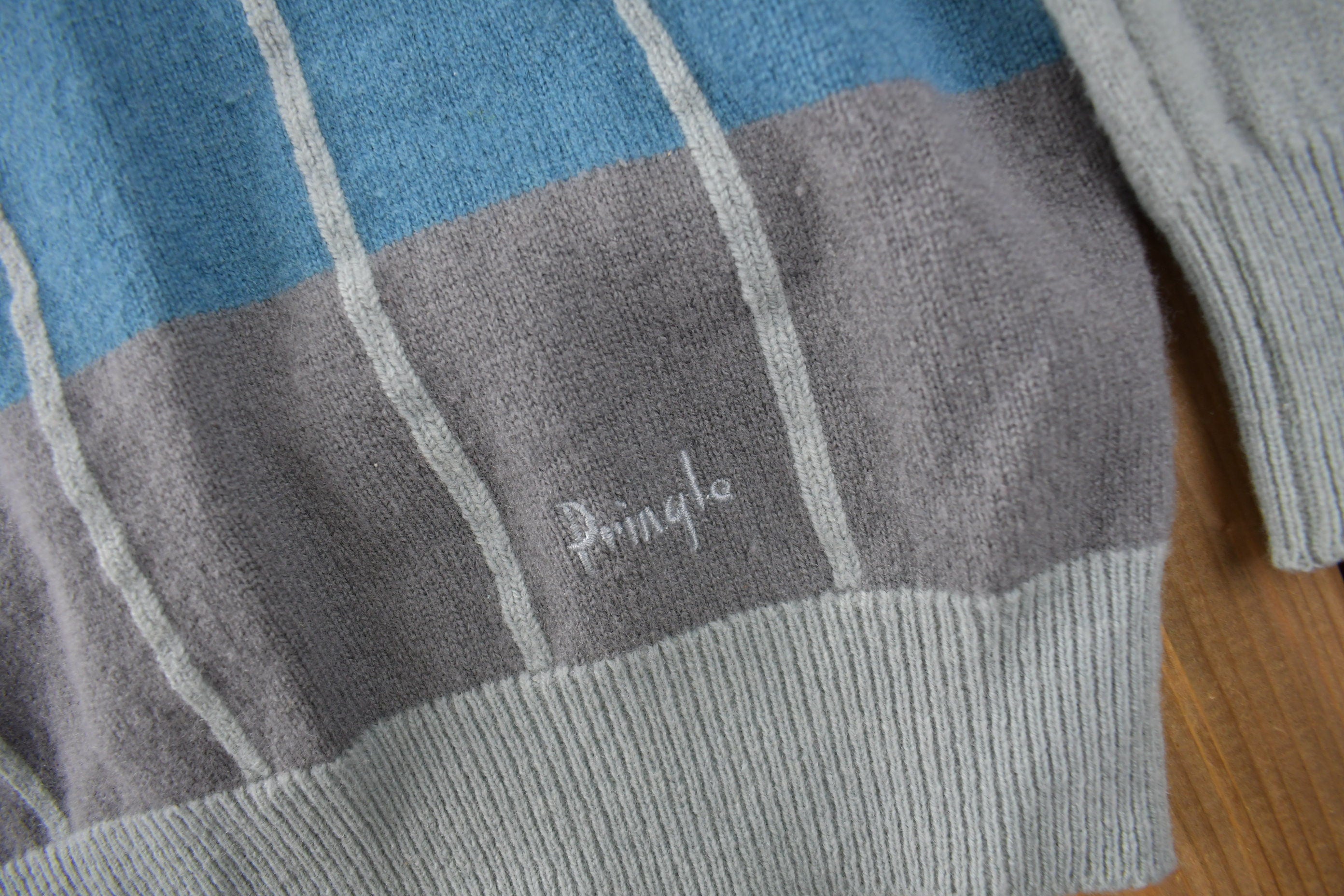 Vintage 1980s Pringle Leisure Knit V-Neck Sweater Size Small Made In Scotland