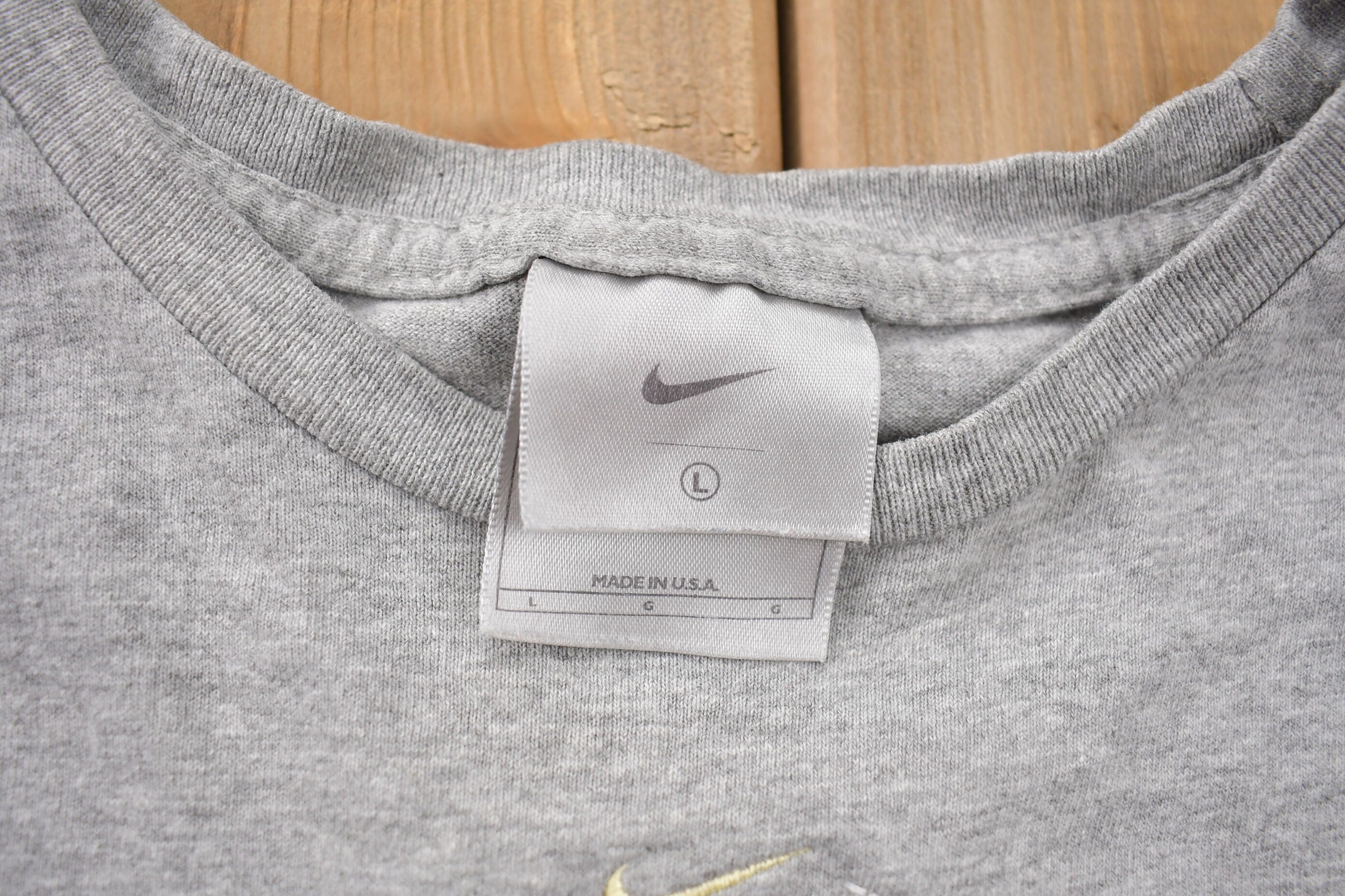 Vintage Y2K Nike Center Swoosh Emboidered Graphic T-Shirt