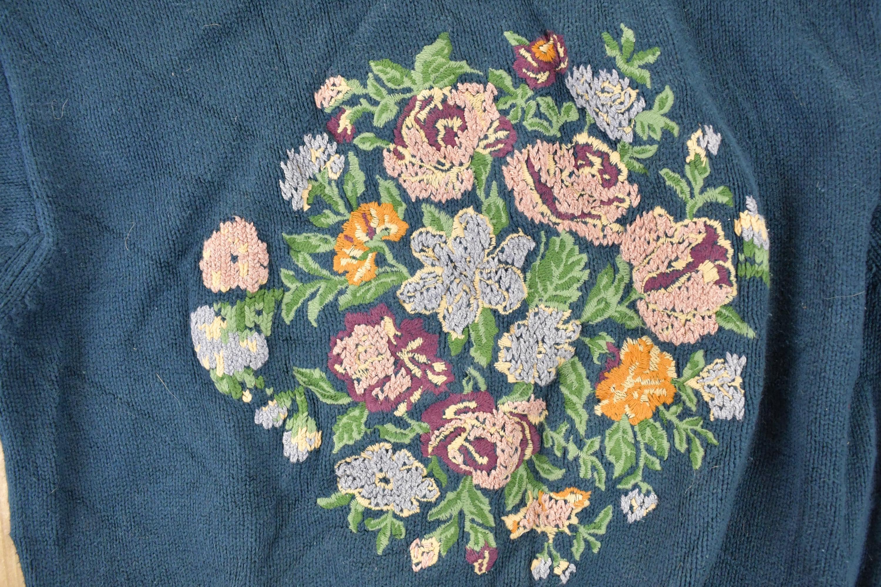 Vintage 1990s Liz Sport Embroidered Flower Bunch Knit Crewneck Sweater Women's M