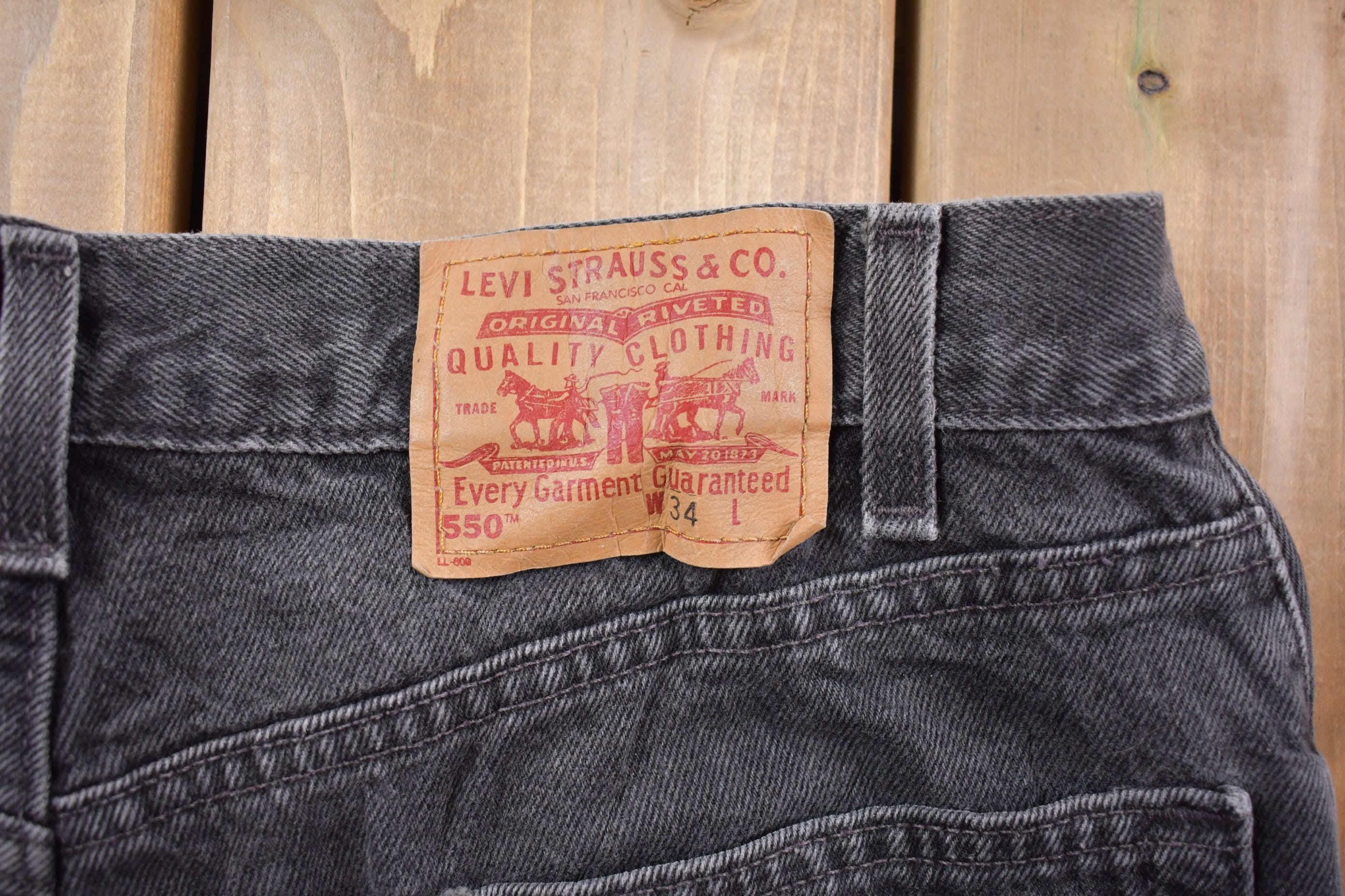 Vintage 1990s Levi's 550 Red Tab Jean Shorts 32 x 9
