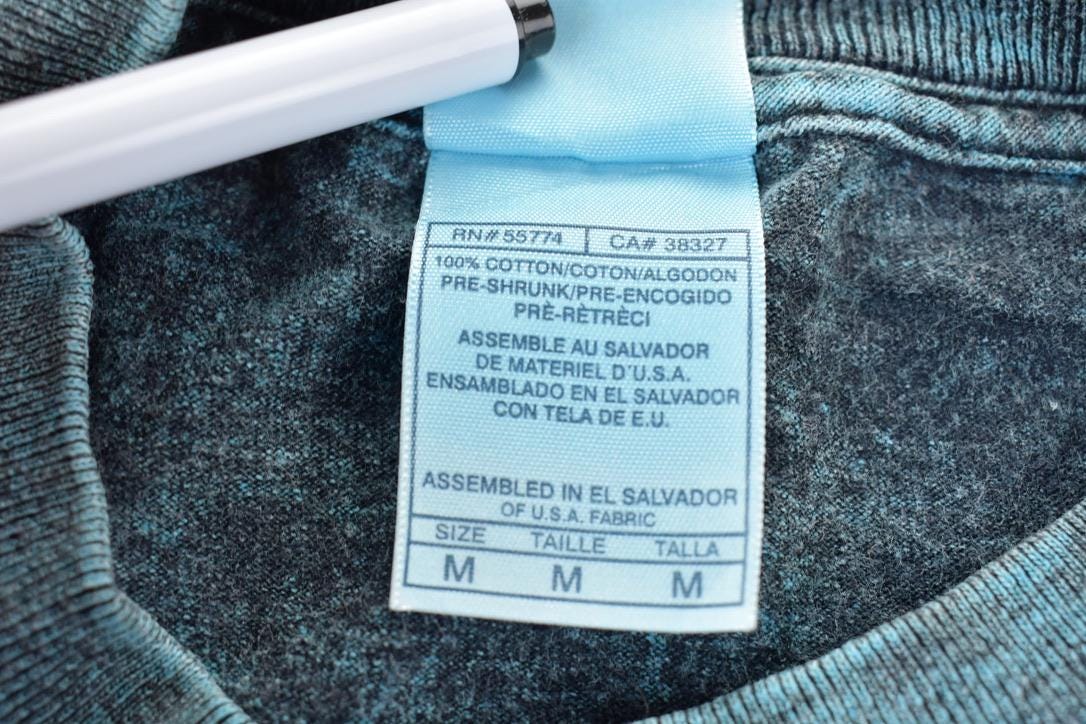 Vintage 1990s Black and Green Turtle Dream Catcher Graphic T-Shirt / Colourful Tee / Size M