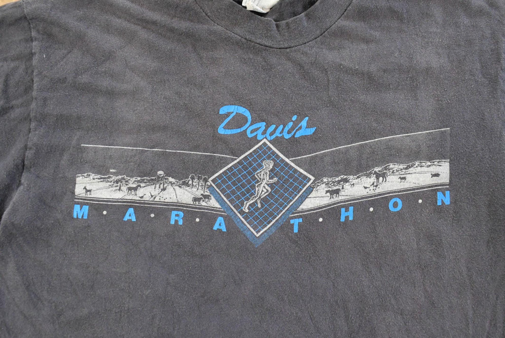 Vintage 1990s Davis Marathon Running Graphic Souvenir T-Shirt Men's L