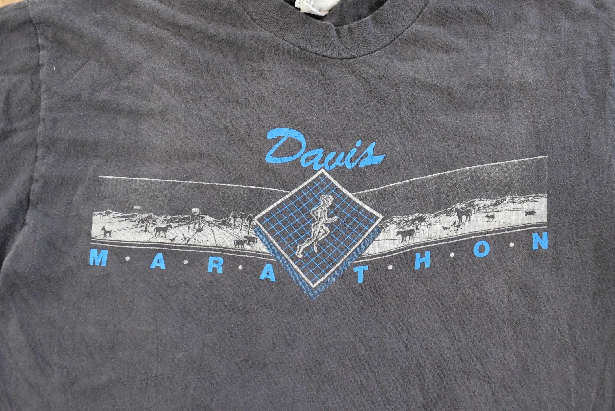 Vintage 1990s Davis Marathon Running Graphic Souvenir T-Shirt Men's L