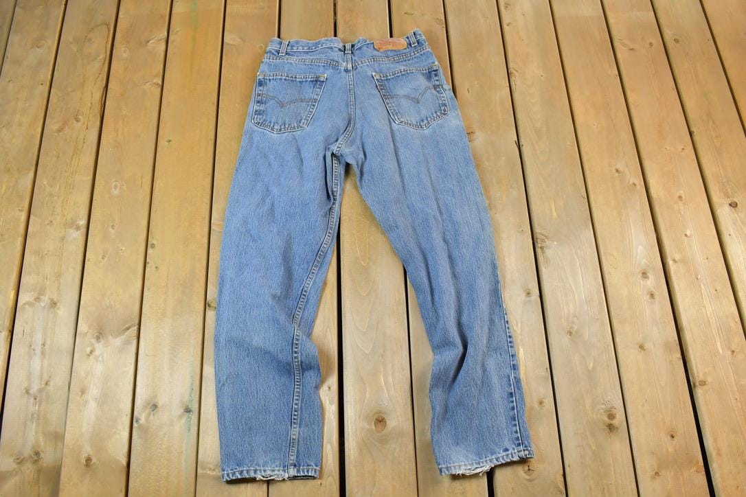 Vintage 1990s Levi Strauss Distressed Red Tab 550 Denim Jeans Size 33 x 32