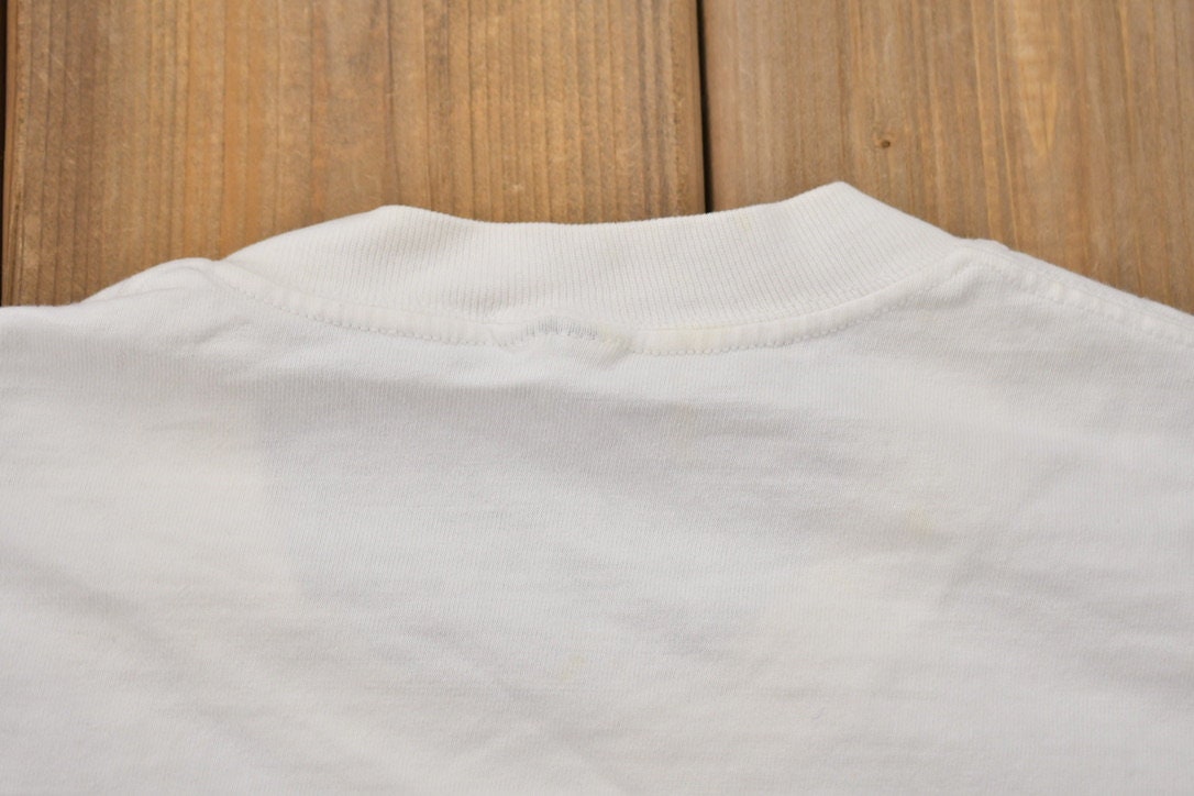 Vintage 1990s Grizzly Bear Graphic T-Shirt /