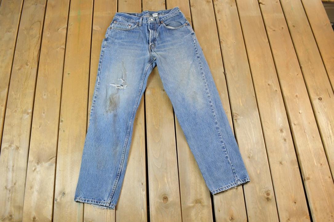 Vintage 1990s Levi Strauss Distressed Red Tab 550 Denim Jeans Size 33 x 32