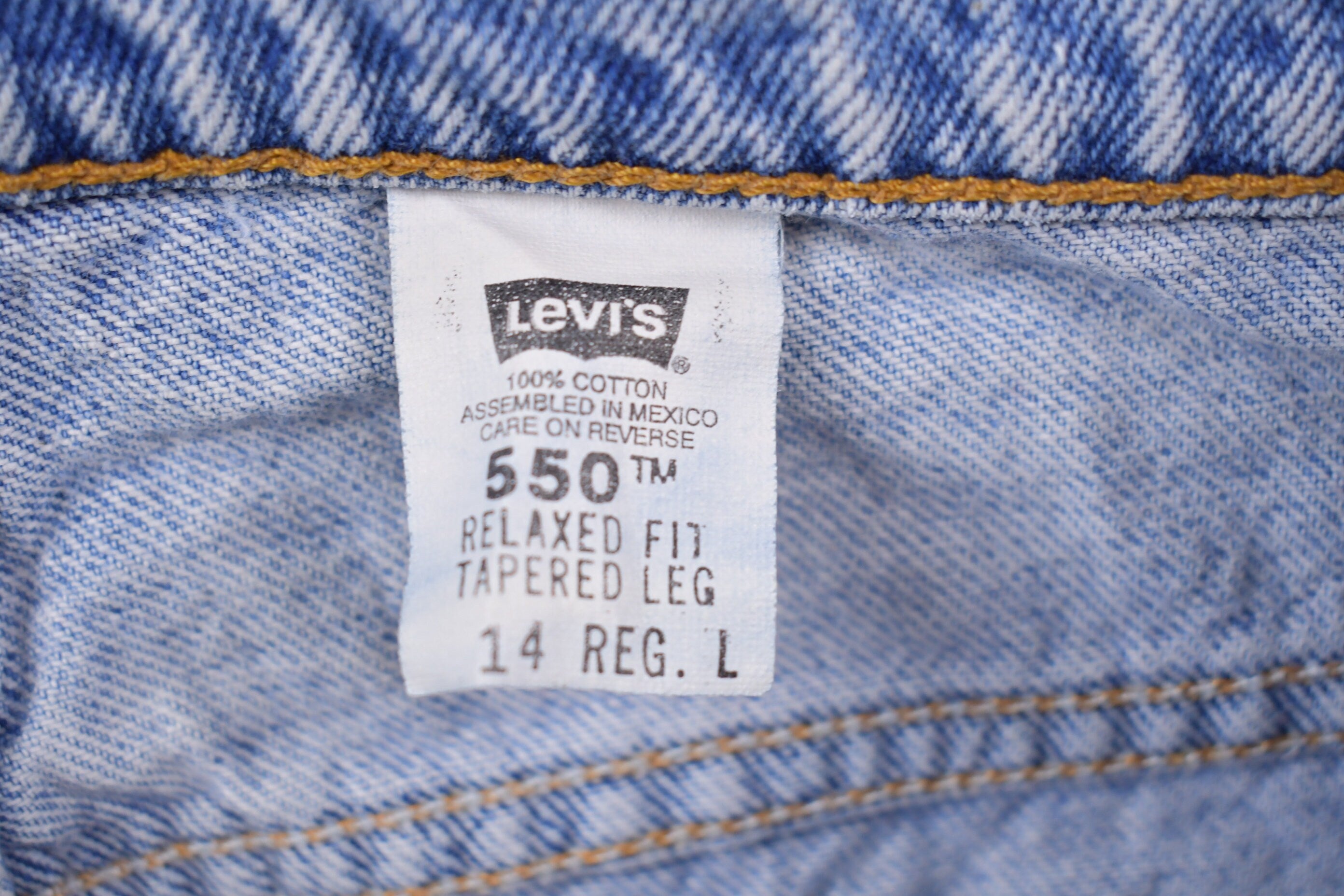 Vintage 1990s Levi's 550 Red Tab Jeans Size 32 x 31