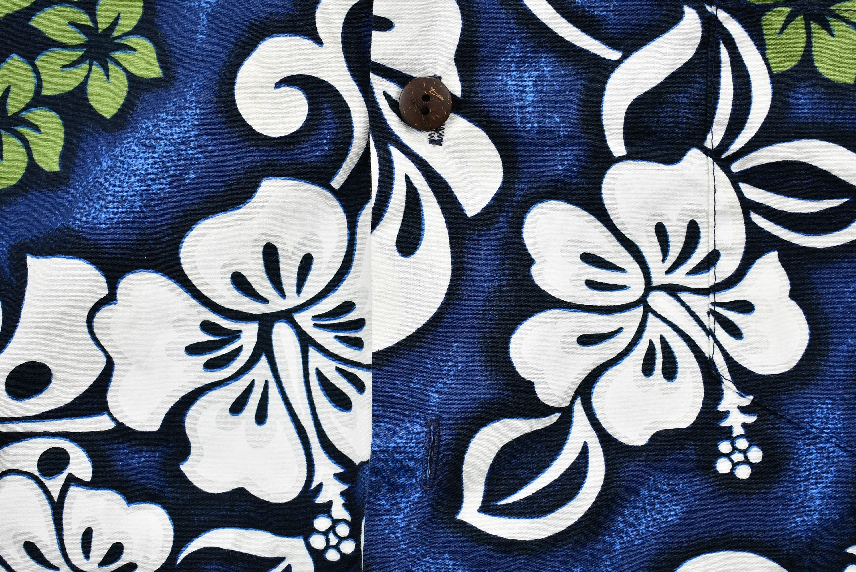 Vintage 1990s Hilo Hattie Hawaiian Button Up Shirt