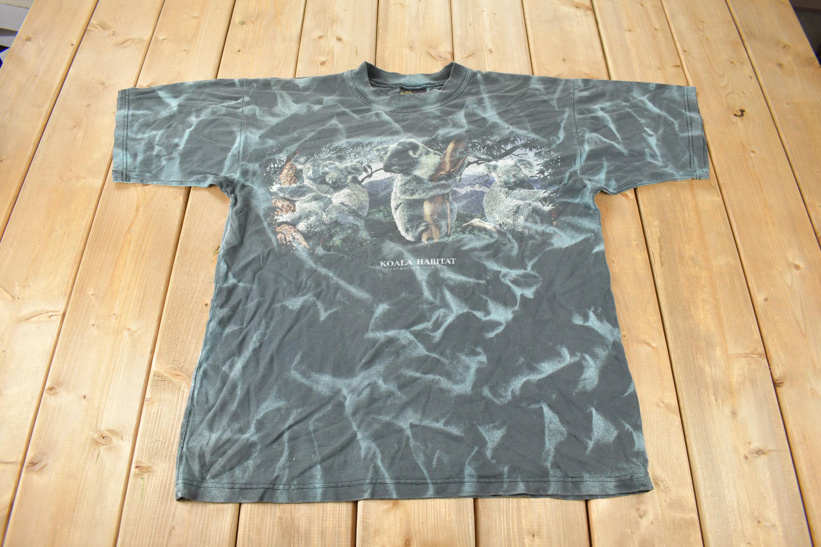 Vintage 1990s Koala Habitat Australian Wildlife Theme All Over Print Graphic T-Shirt Made In Australia