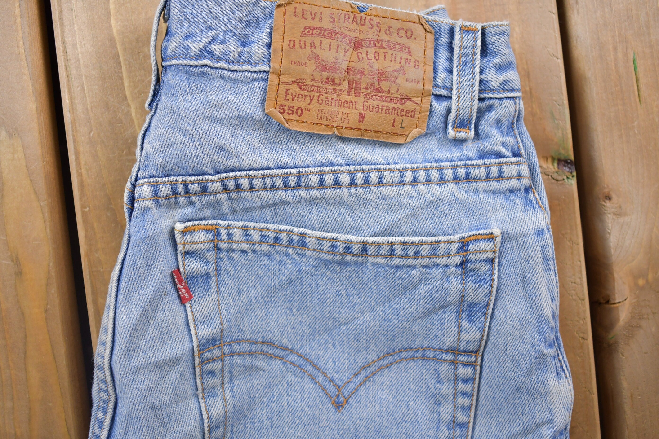 Vintage 1990s Levi's 550 Red Tab Jeans Size 28 x 32
