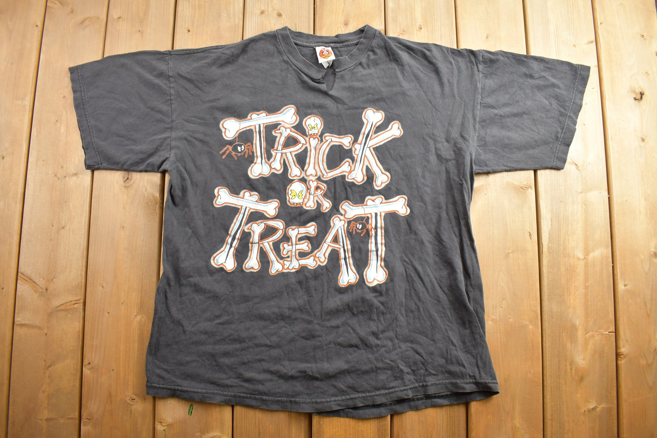 Vintage 1990s Trick Or Treat Looney Toons Cartoon T-Shirt  90s Graphic Tee  TV Promo T Shirt