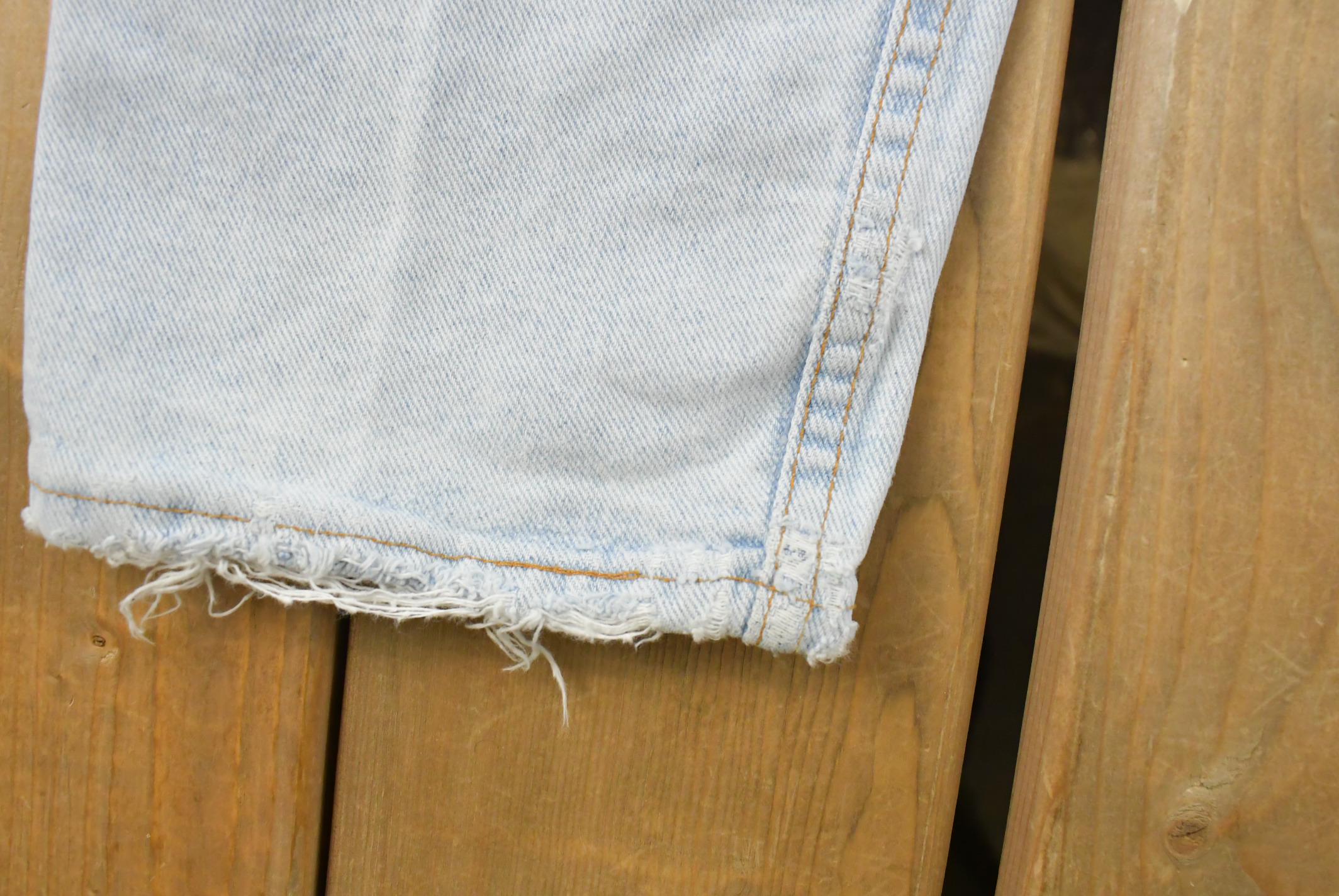 Vintage 1990s Levi's 550 Relaxed Tapered Fit Denim Jeans Men's 32 x 32.5 / 90s Levi's / Distressed Sun Faded Jeans / Made in USA