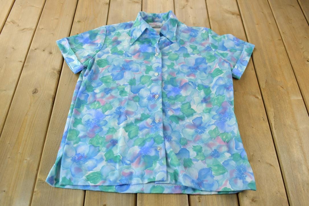 Vintage 1970s Women's Watercolor Flower Pattern Carol Henry Button Up Shirt