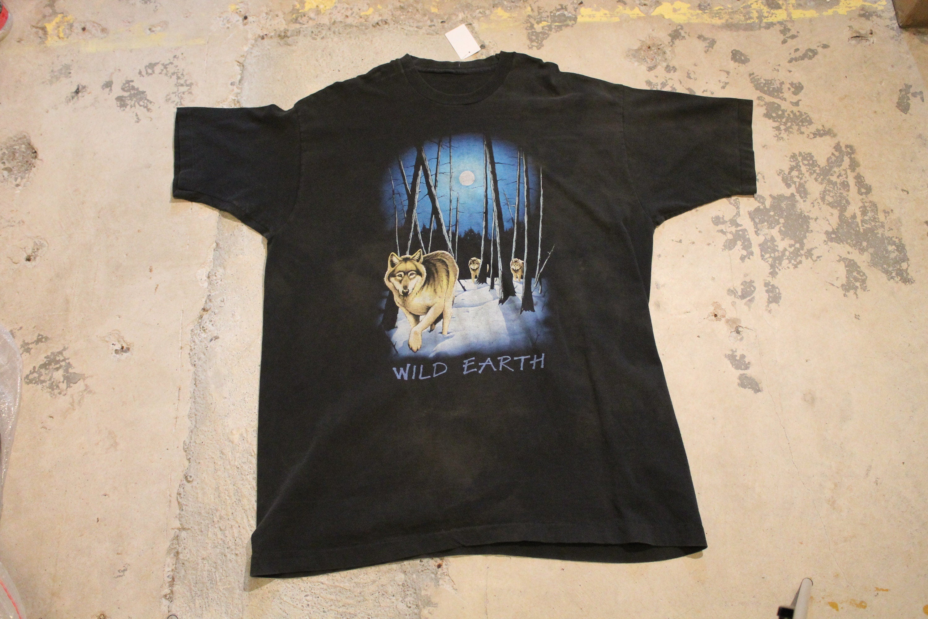 Vintage 1990s Wild Earth Wolf Theme Graphic T Shirt
