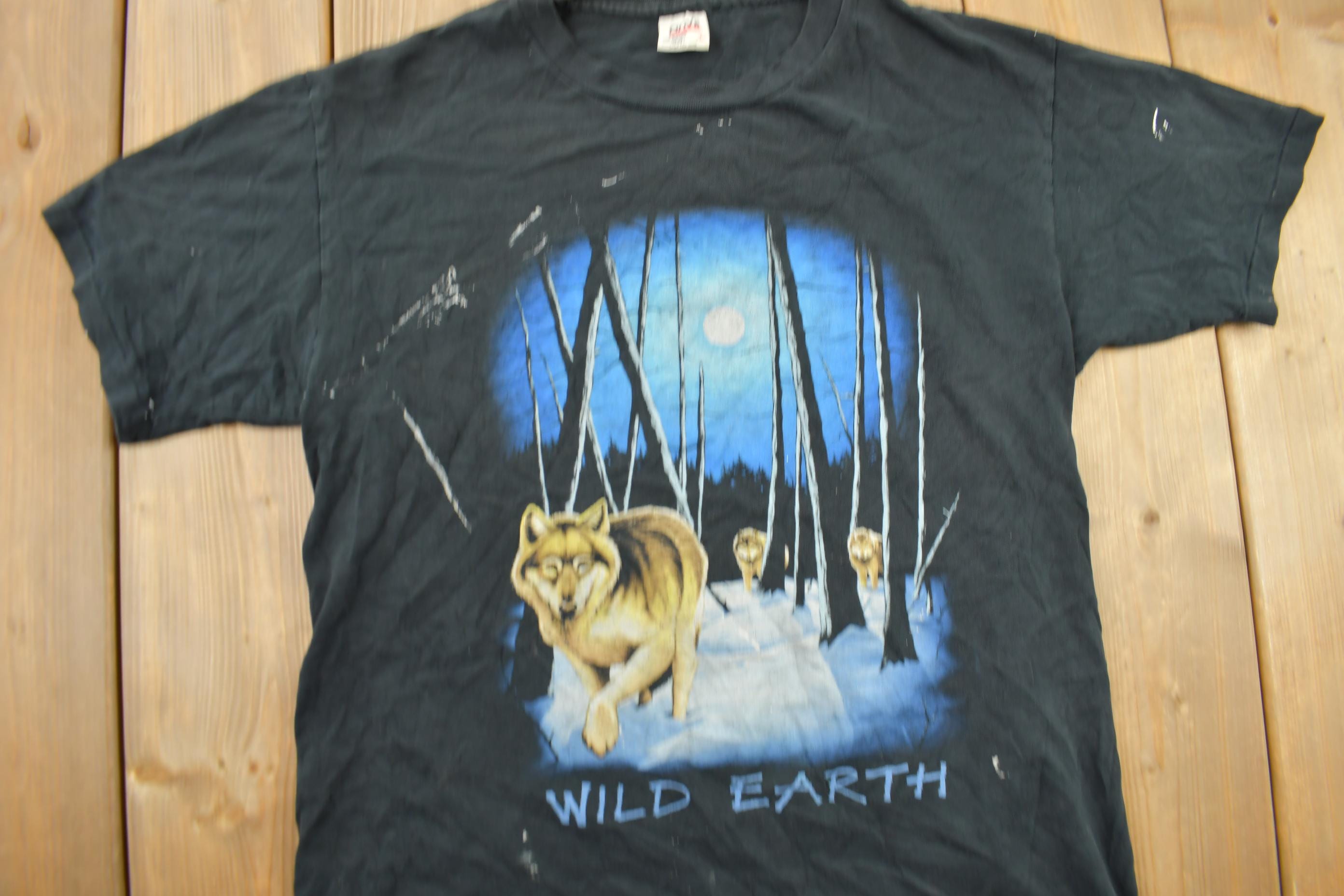 Vintage 1990s Wild Earth Wolf Theme Graphic T-Shirt