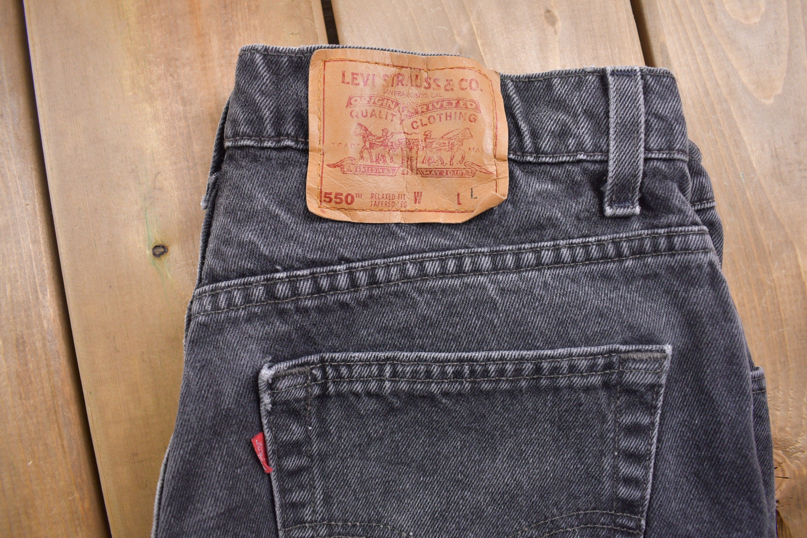 Vintage 1990s Levi's 550 Red Tab Jeans Size 32 x 31