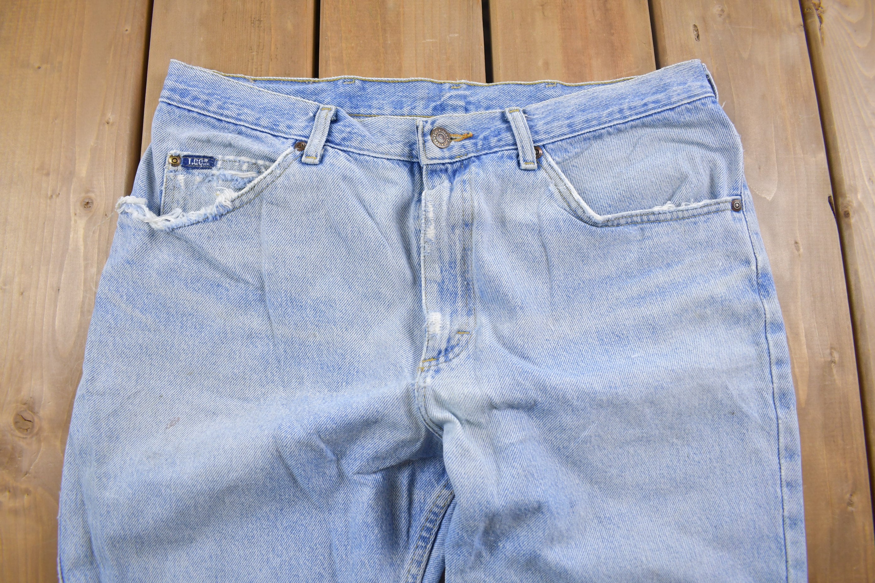 Vintage 1990's Lee Blue Light Wash Knee Distressing Jeans 32 x 32