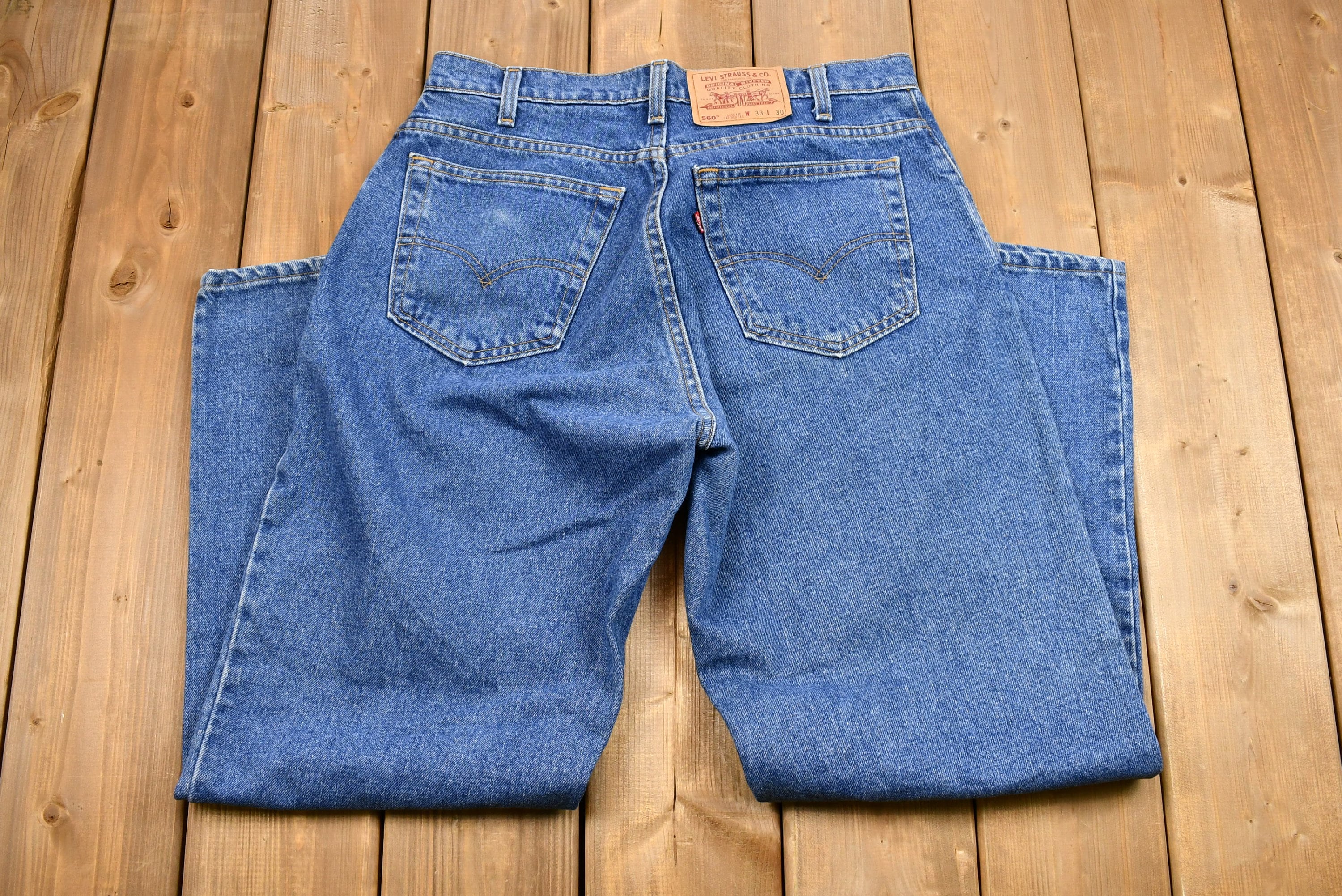 Vintage 1990s Levi's 560 Medium Wash Loose Fit Tapered Leg Mom Jeans
