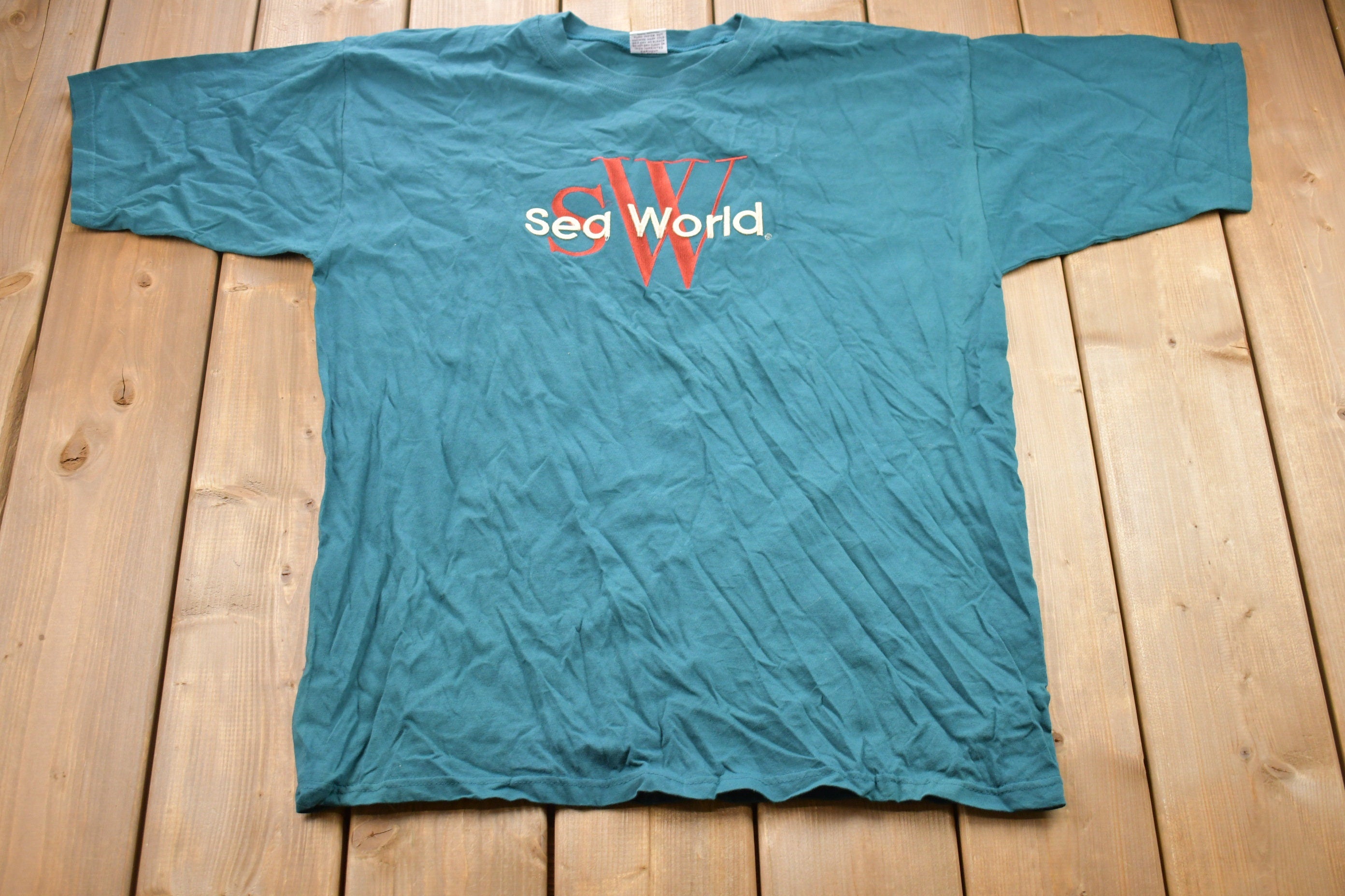 Vintage 1990s Sea World Embroidered Graphic T-Shirt