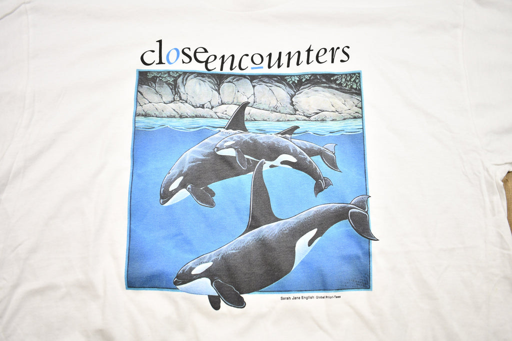 Vintage 1990s Close Encounters Killer Whale Graphic T-Shirt