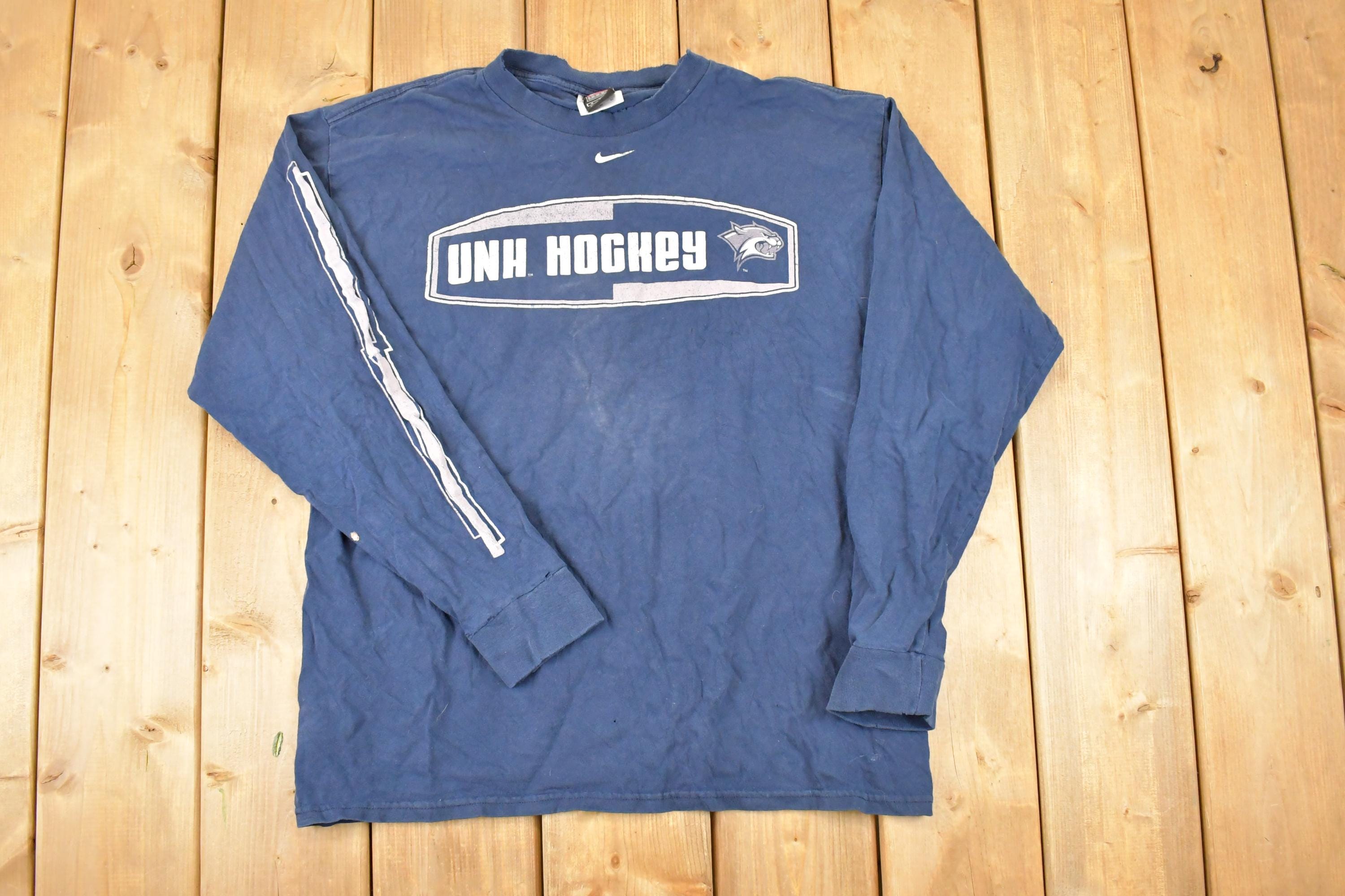 Vintage Y2K Nike Centre Swoosh UNH Hockey Graphic Print Crew Neck Shirt Men's M