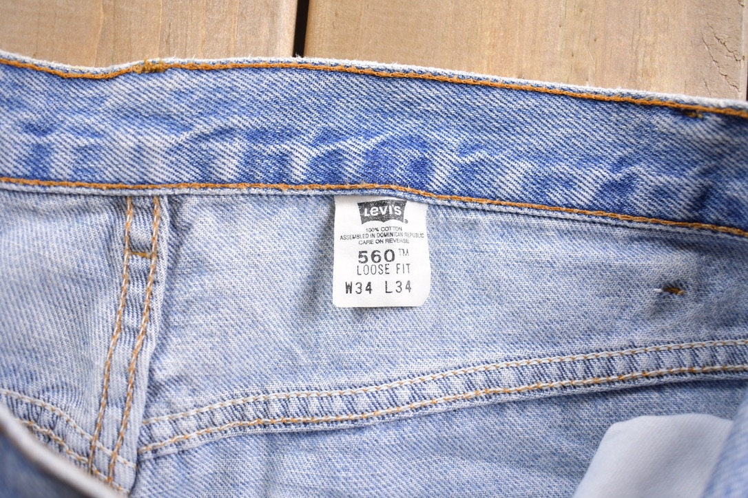 Vintage 1990s Levi's 550 Red Tab Jeans Size 34 x 33