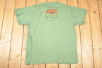 Vintage 1990s Canadian Rugged Daffy Duck Looney Tunes Fishing Souvenir T-Shirt Men's XL