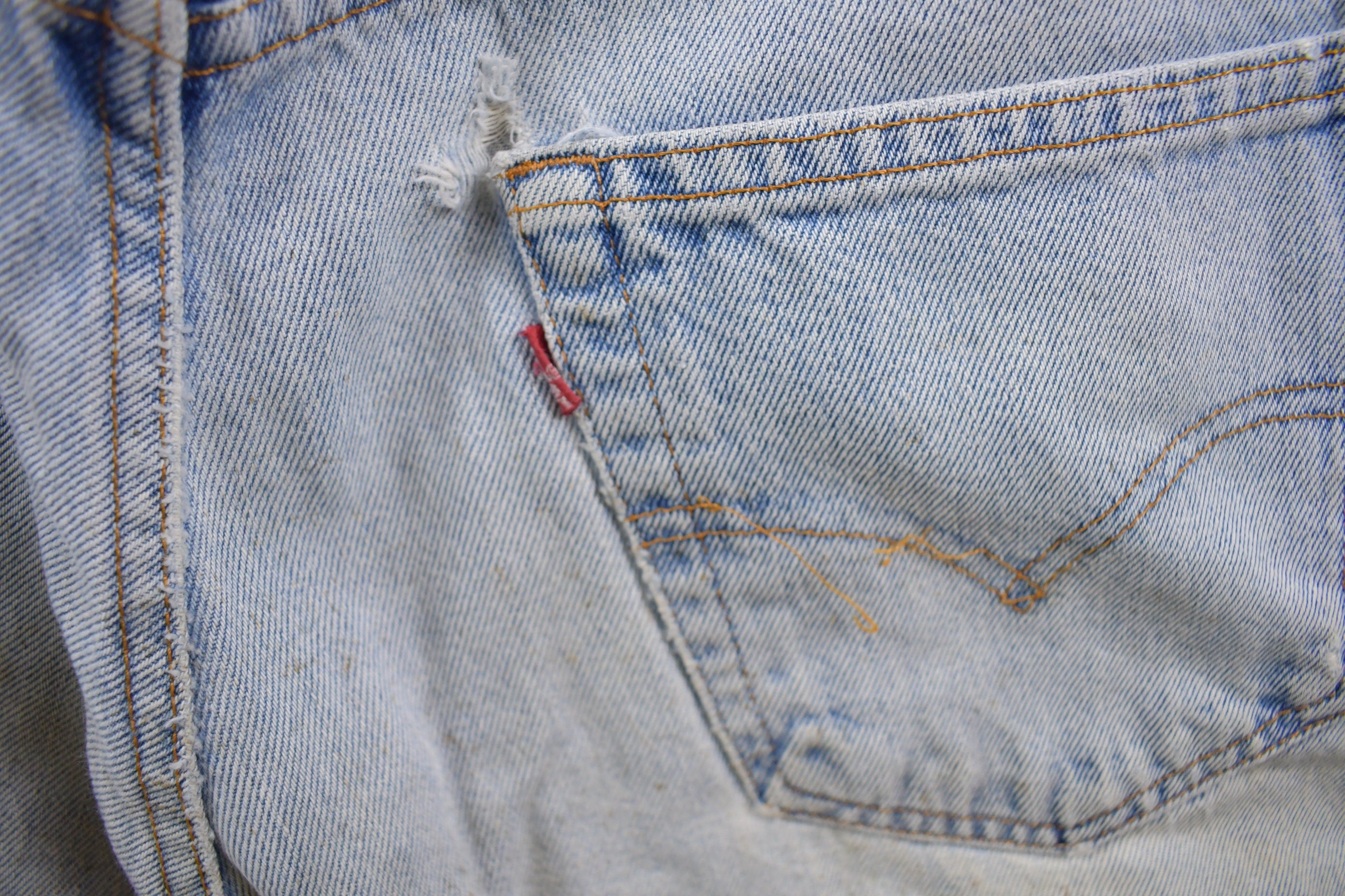 Vintage 1990s Levi's 550 Red Tab Distressed Denim Jeans Size 32 x 31