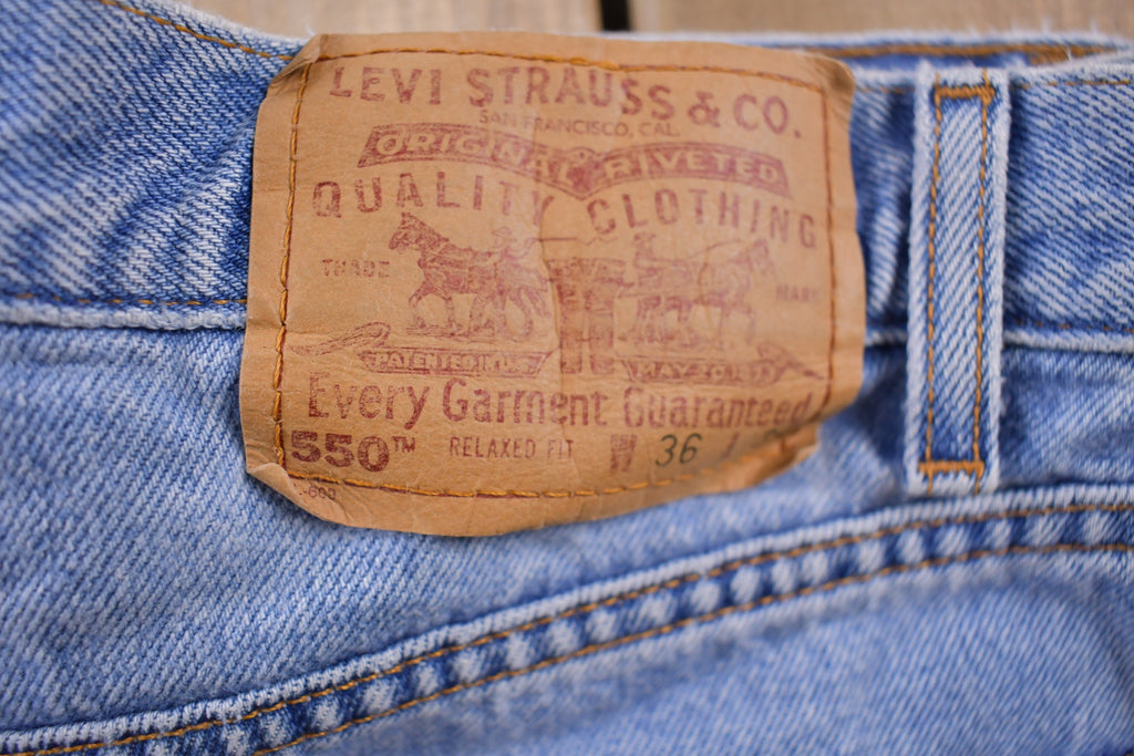 Vintage 1990s Levi's 550 Red Tab Jeans Size 34 x 33