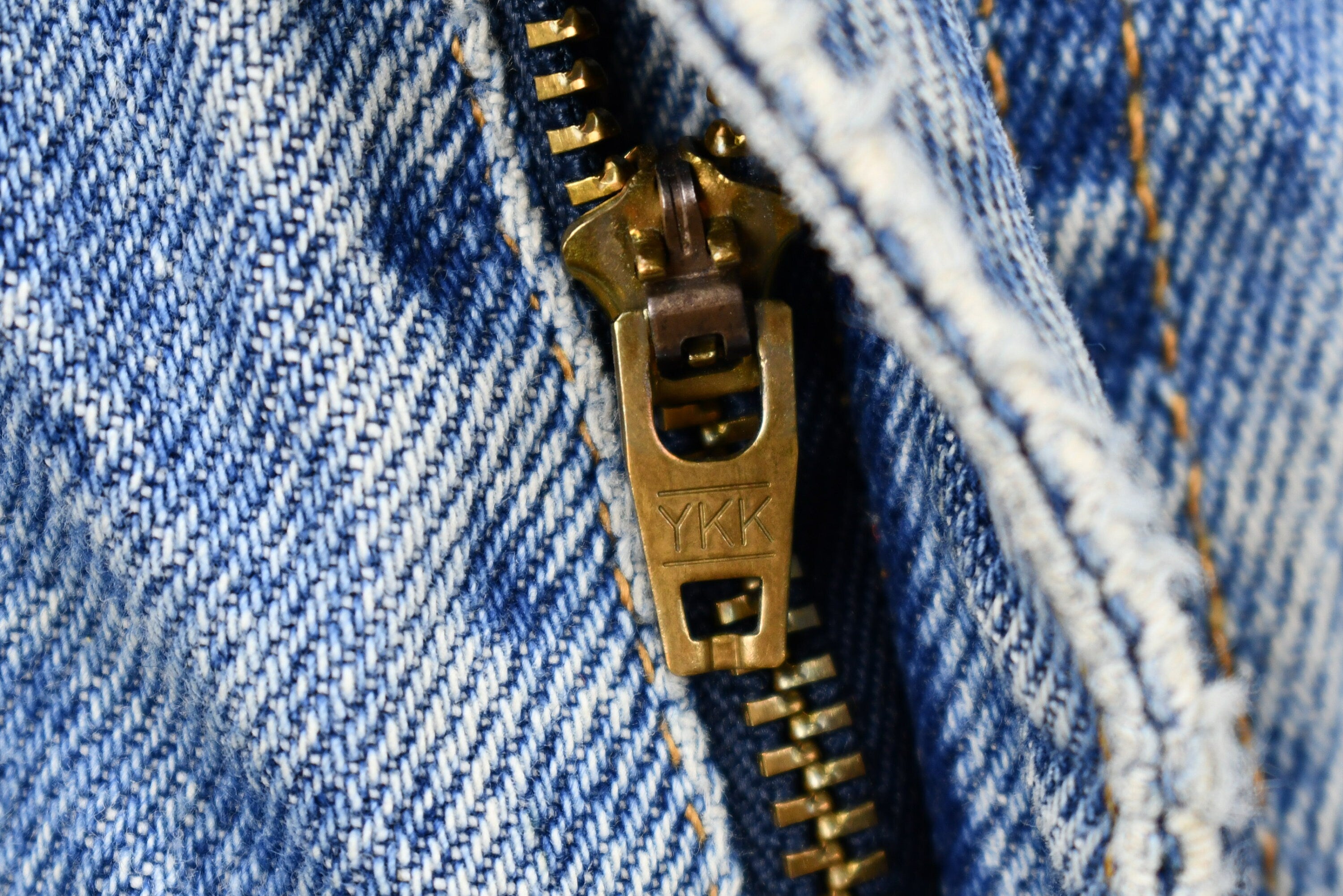 Vintage 1990s Distressed Levi's 550 Light Wash Jeans