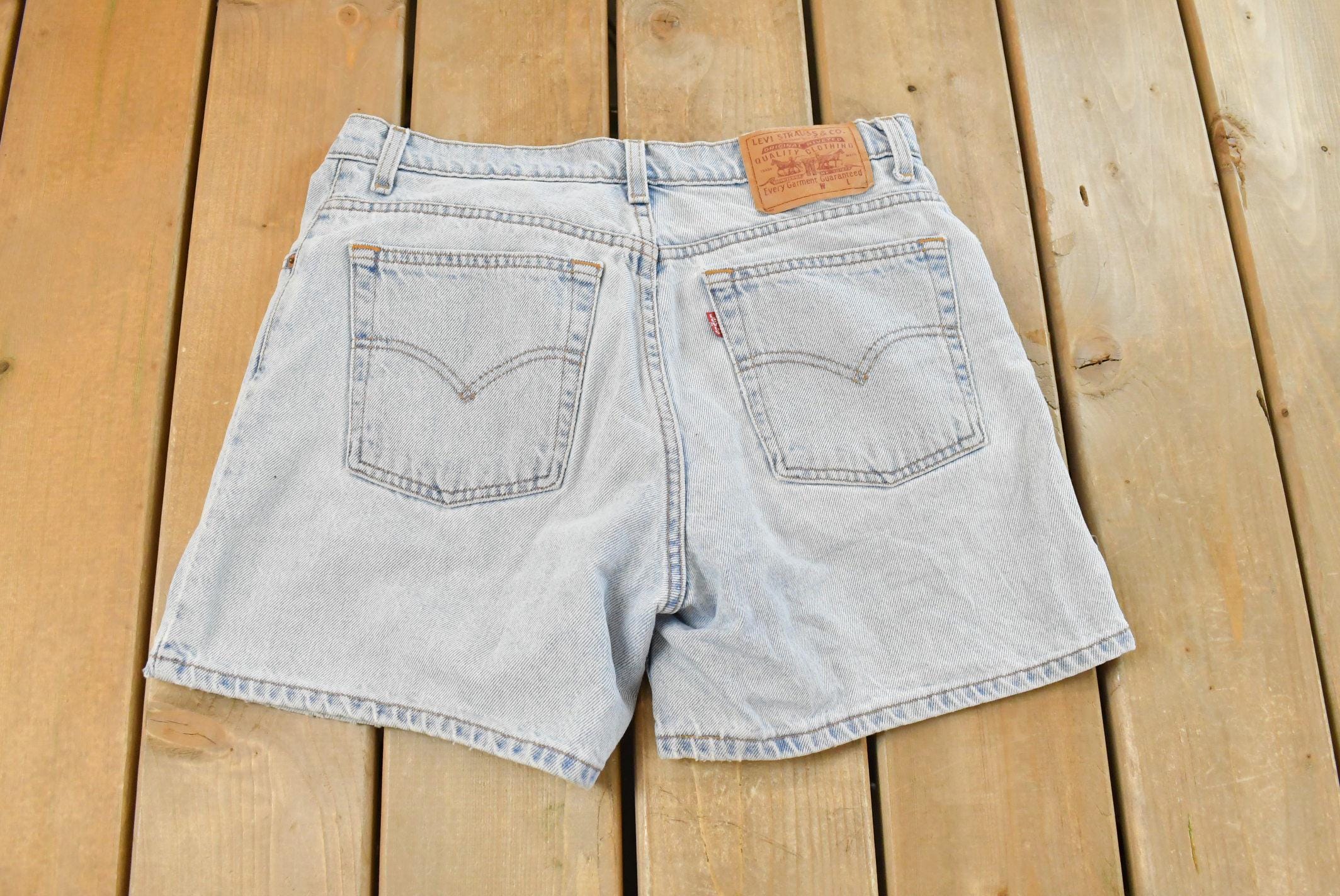 Vintage 1990s Levi's Denim Jean Shorts Women's 32 / Relaxed Fit / 90s Shorts / Denim Shorts / Jorts