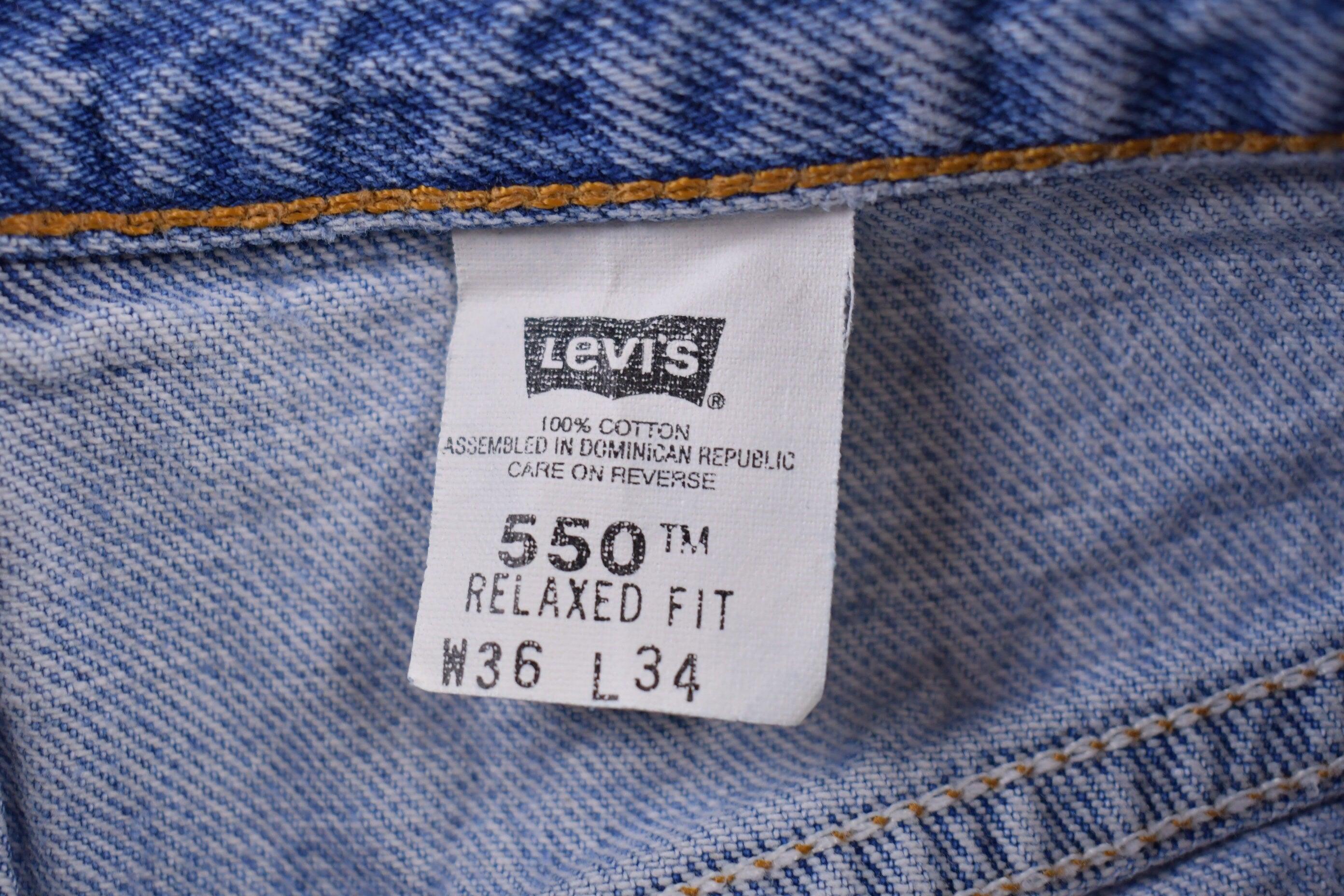 Vintage 1990s Levi's 550 Red Tab Jeans Size 34 x 33