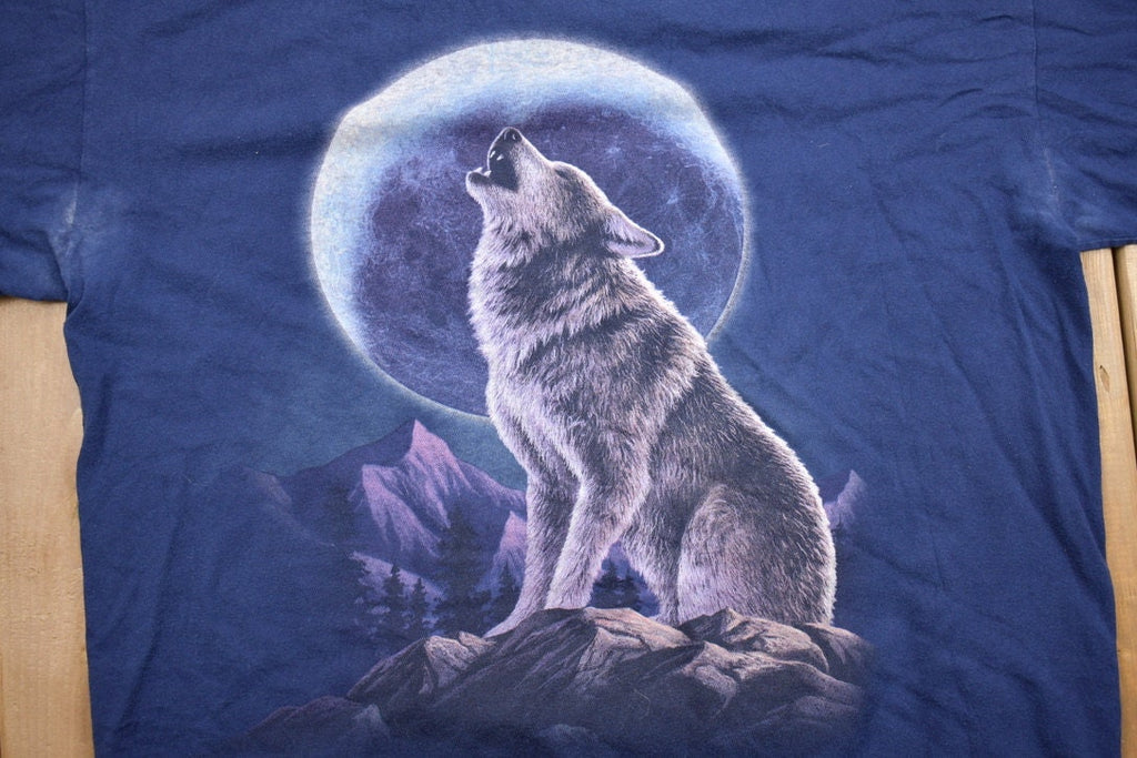 Vintage 2000s The Mountain Wolf Theme Graphic T-Shirt