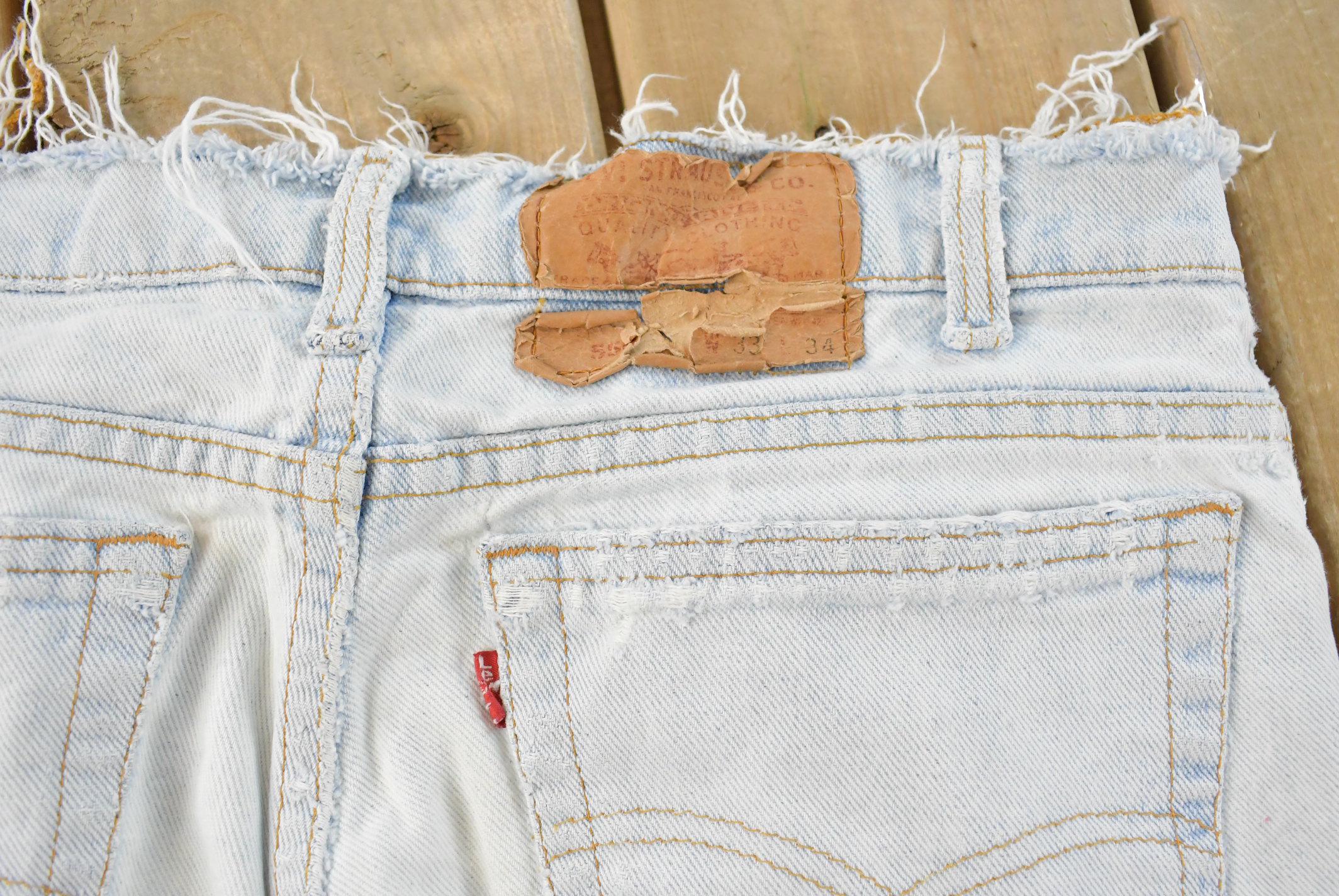 Vintage 1990s Levi's 550 Relaxed Tapered Fit Denim Jeans Men's 32 x 32.5 / 90s Levi's / Distressed Sun Faded Jeans / Made in USA