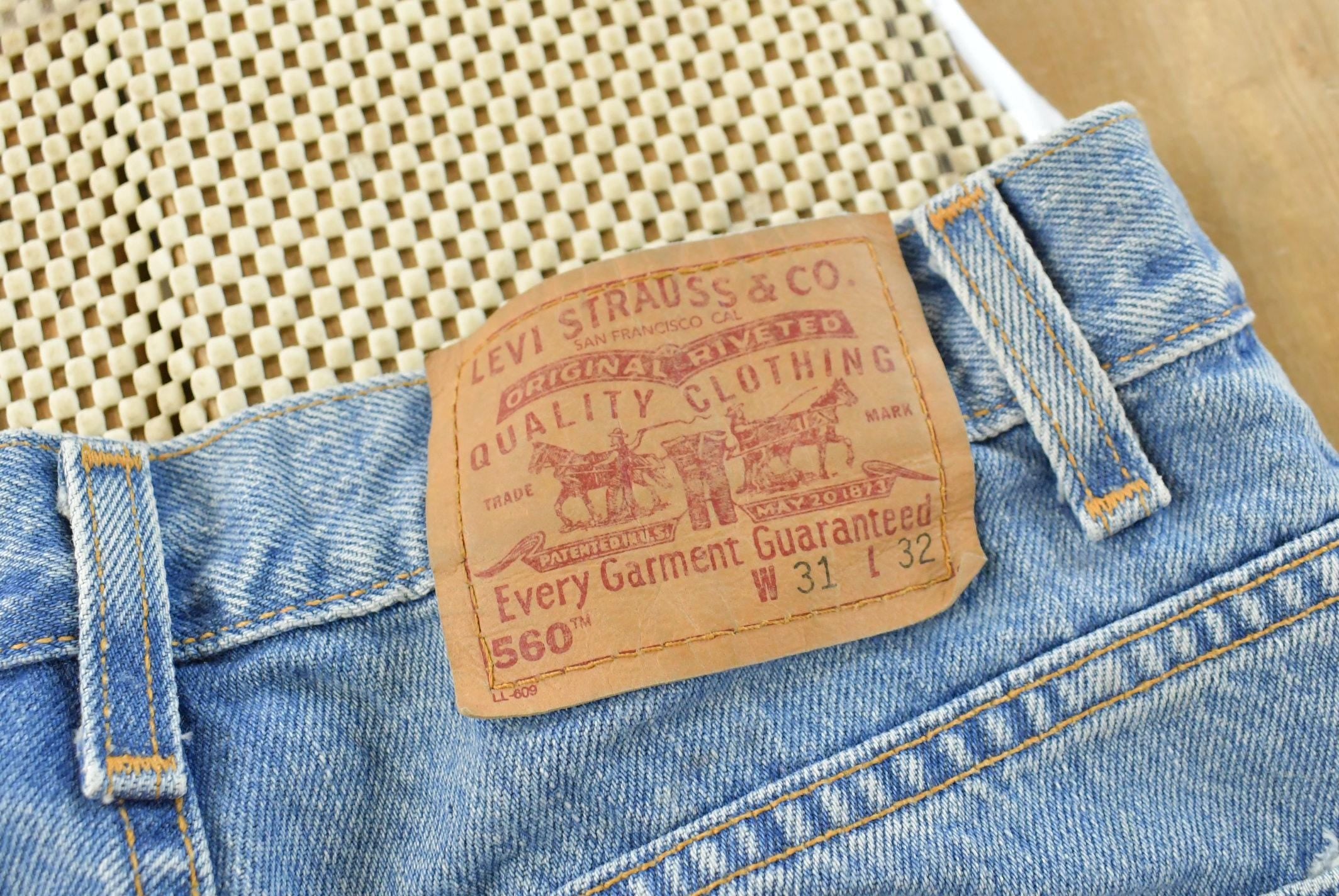 Vintage 1990s Levi's 560 Loose Fit Denim Blue Jeans Size 30 x 32 / 90s Levi's / Distressed Sun Faded Jeans / Made in USA / Streetwear