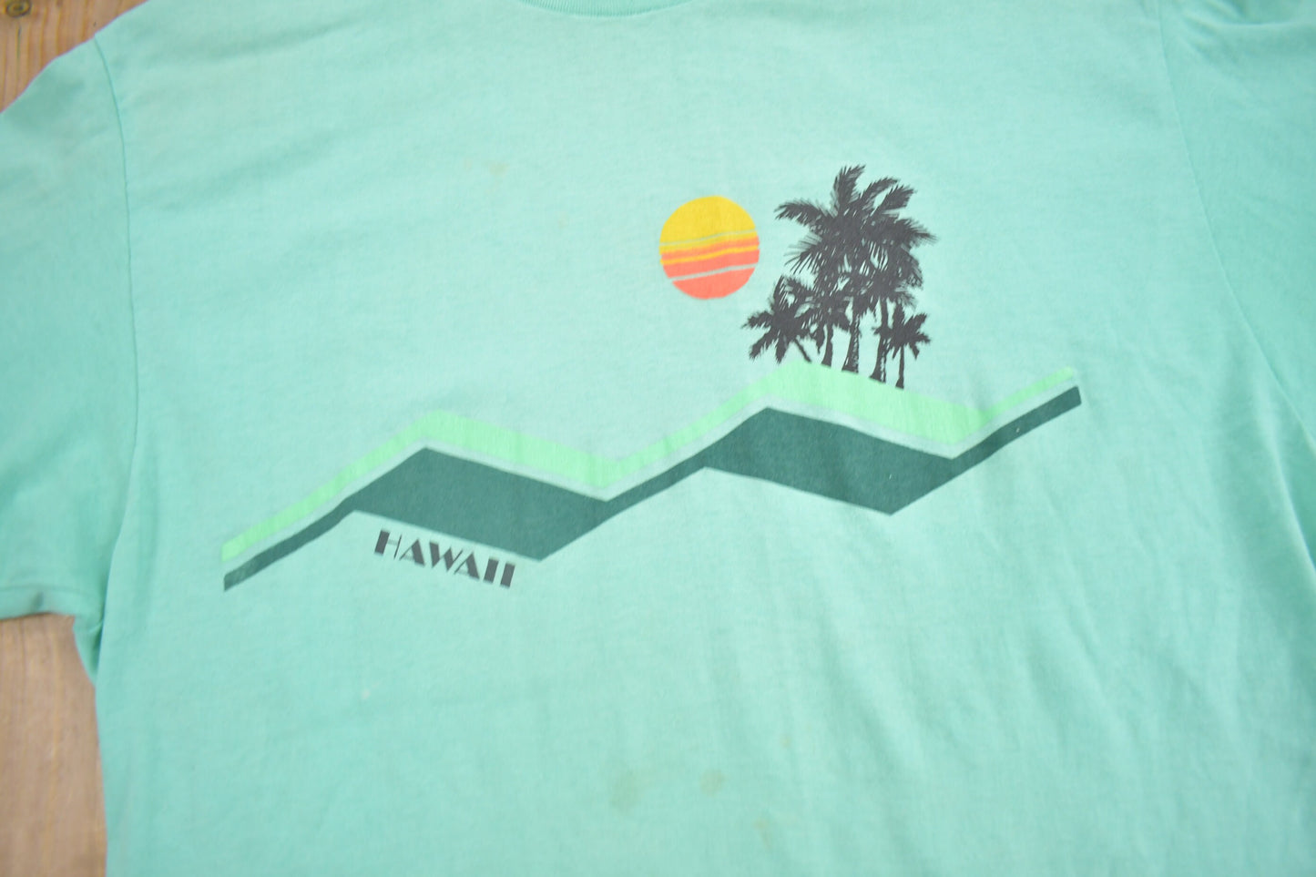 Vintage 1980s Hawaii Graphic Souvenir T Shirt / Streetwear / Made In USA / Vacation Tee / Travel T Shirt / Single Stitch