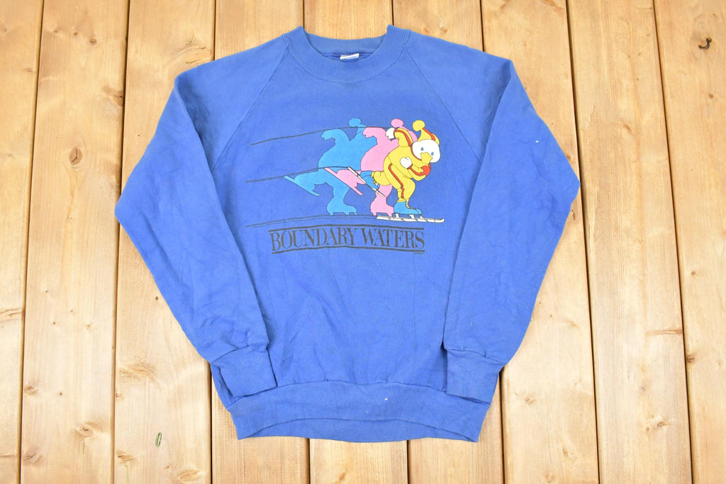 Vintage 1980s Jerzees Boundary Waters Speed Skating Cartoon Graphic Print Crewneck Sweatshirt Men's S