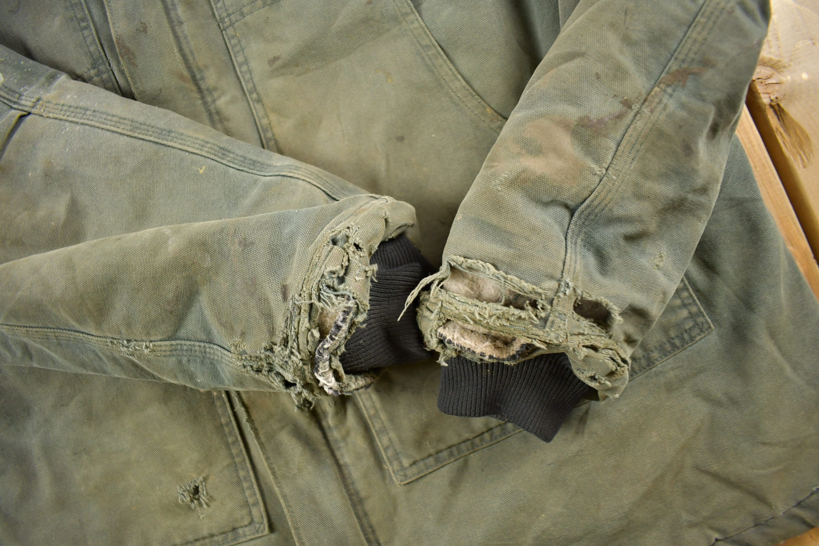 Vintage 1990s Faded Green Quilt Lined Thrashed Carhartt Traditional Jacket Workwear