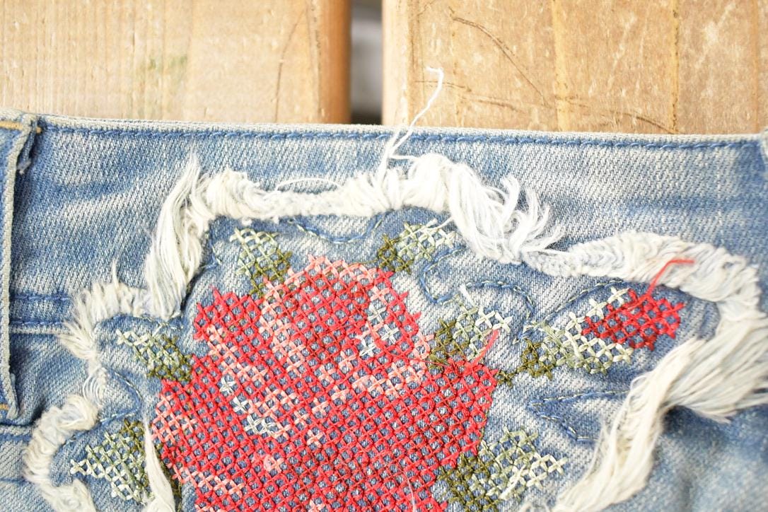 Vintage Deadstock Y2K Grace In LA Floral Embroidered Bootcut Low Rise Jeans Women's Size 26 x 32
