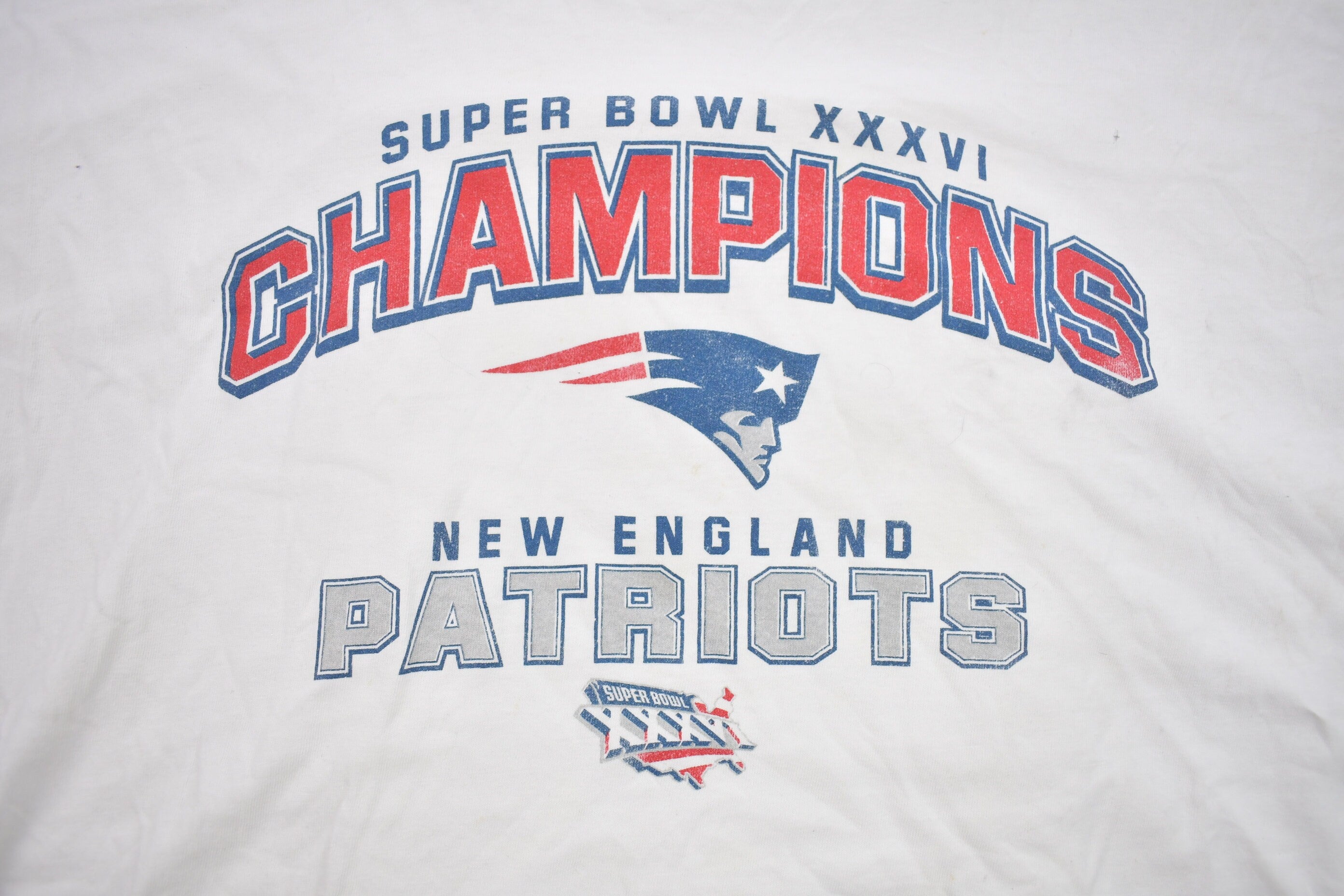 Vintage 1990s NFL New England Patriots Super Bowl 36 Graphic T-Shirt