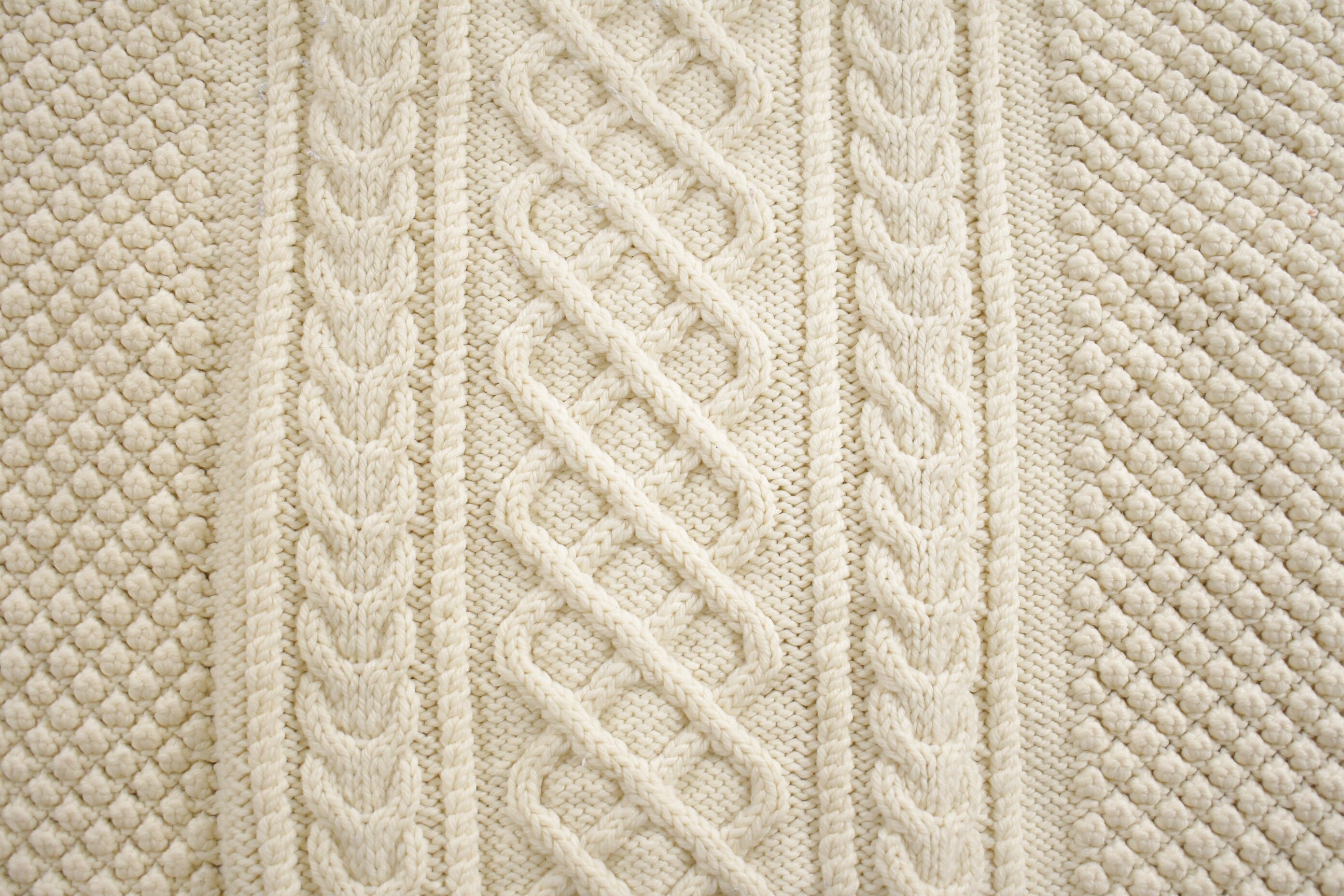 Vintage 1980s Wool Cable Knit Turtle Neck Sweater /