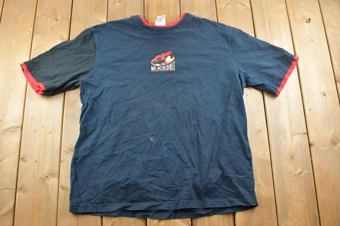 Vintage 2004 Disney Incredibles Movie Mr Incredible Graphic T-Shirt