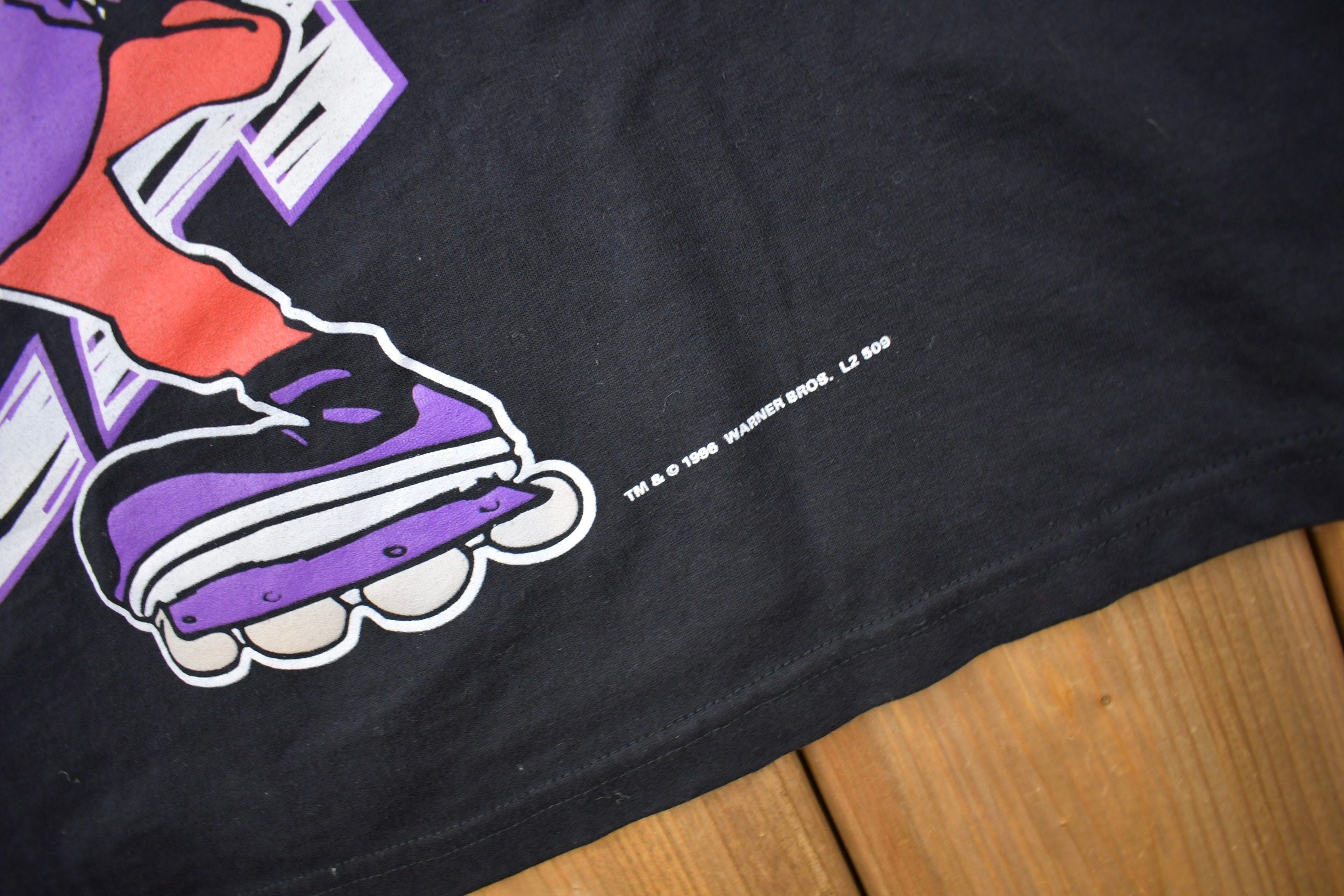 Vintage 1996 Tasmanian Devil Looney Tunes Long Sleeve Graphic T-Shirt